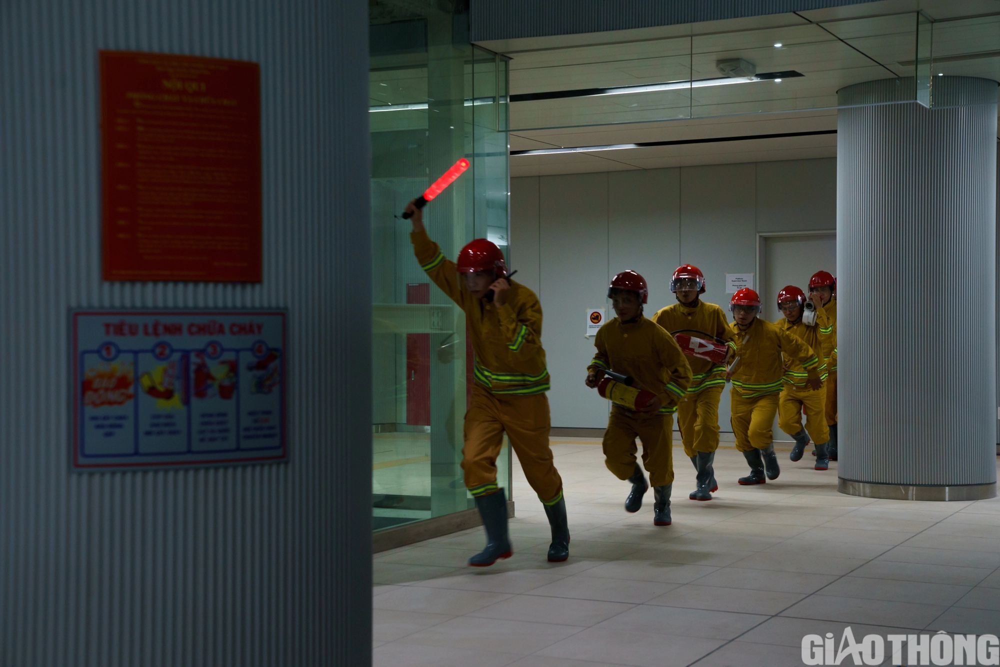 Hơn 4.000 người diễn tập cứu nạn trong ga ngầm Bến Thành - Ảnh 7. Hơn 4.000 người diễn tập cứu nạn trong ga ngầm Bến Thành - Ảnh 7.