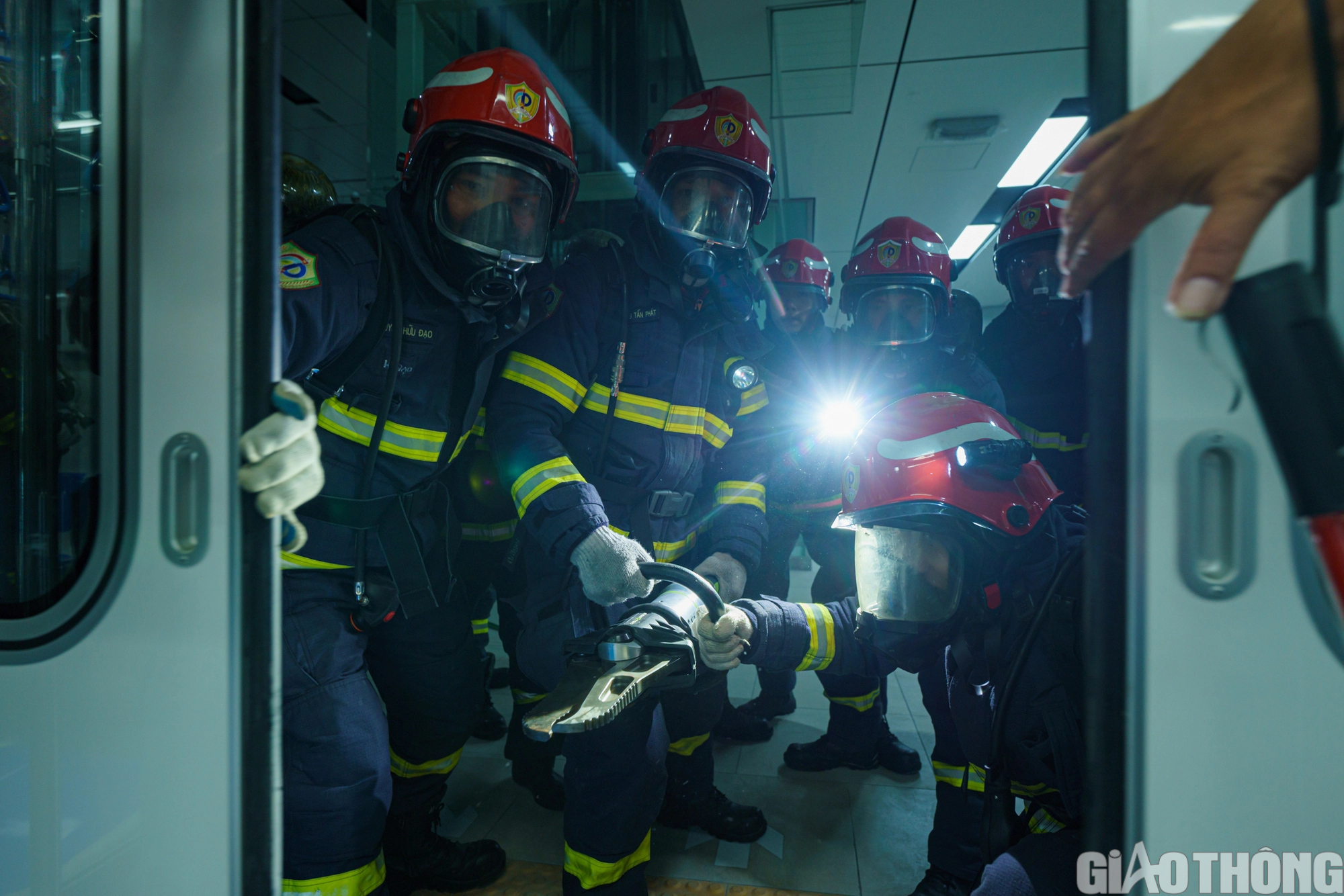 Hơn 4.000 người diễn tập cứu nạn trong ga ngầm Bến Thành - Ảnh 12. Hơn 4.000 người diễn tập cứu nạn trong ga ngầm Bến Thành - Ảnh 12.