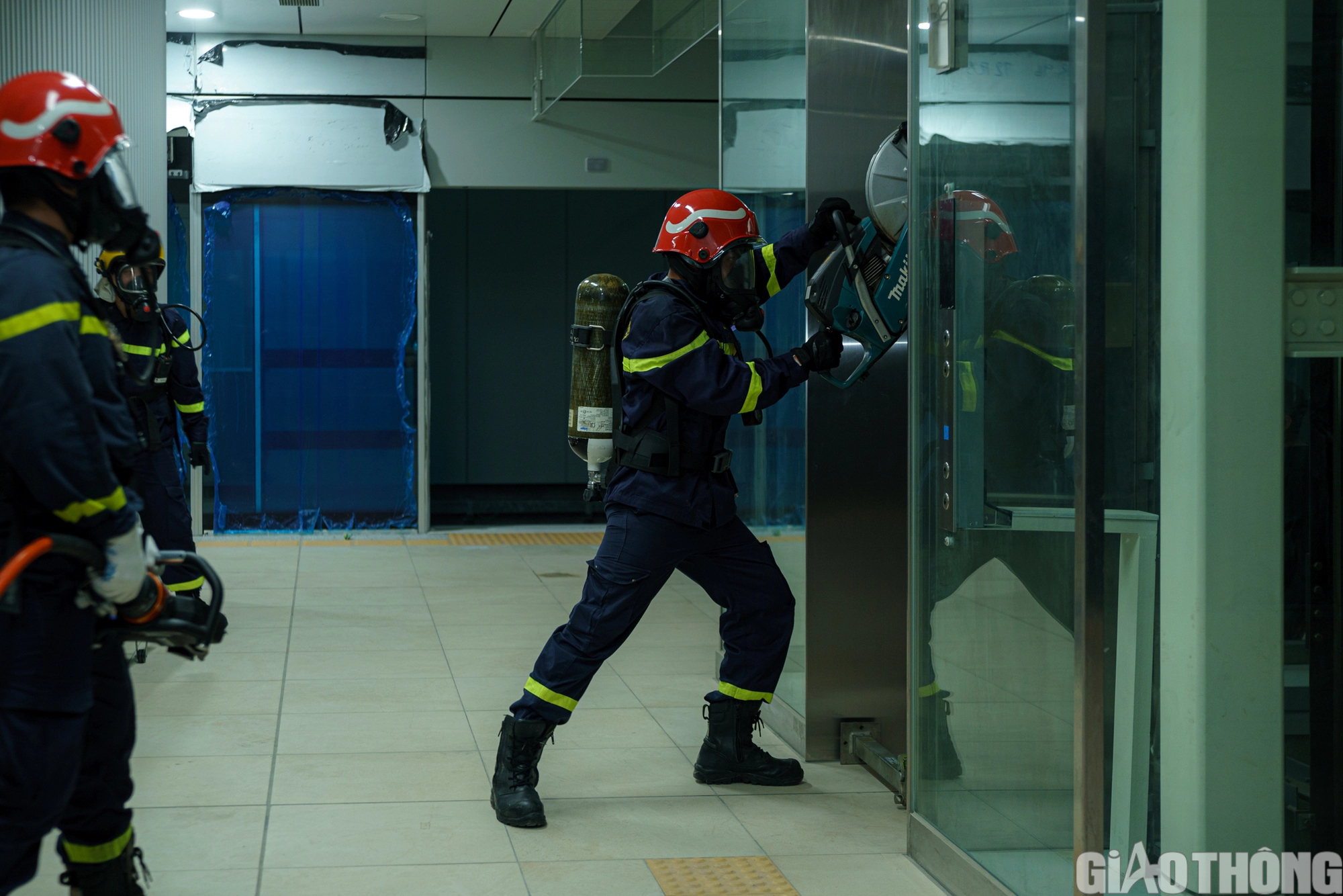 Hơn 4.000 người diễn tập cứu nạn trong ga ngầm Bến Thành - Ảnh 14. Hơn 4.000 người diễn tập cứu nạn trong ga ngầm Bến Thành - Ảnh 14.