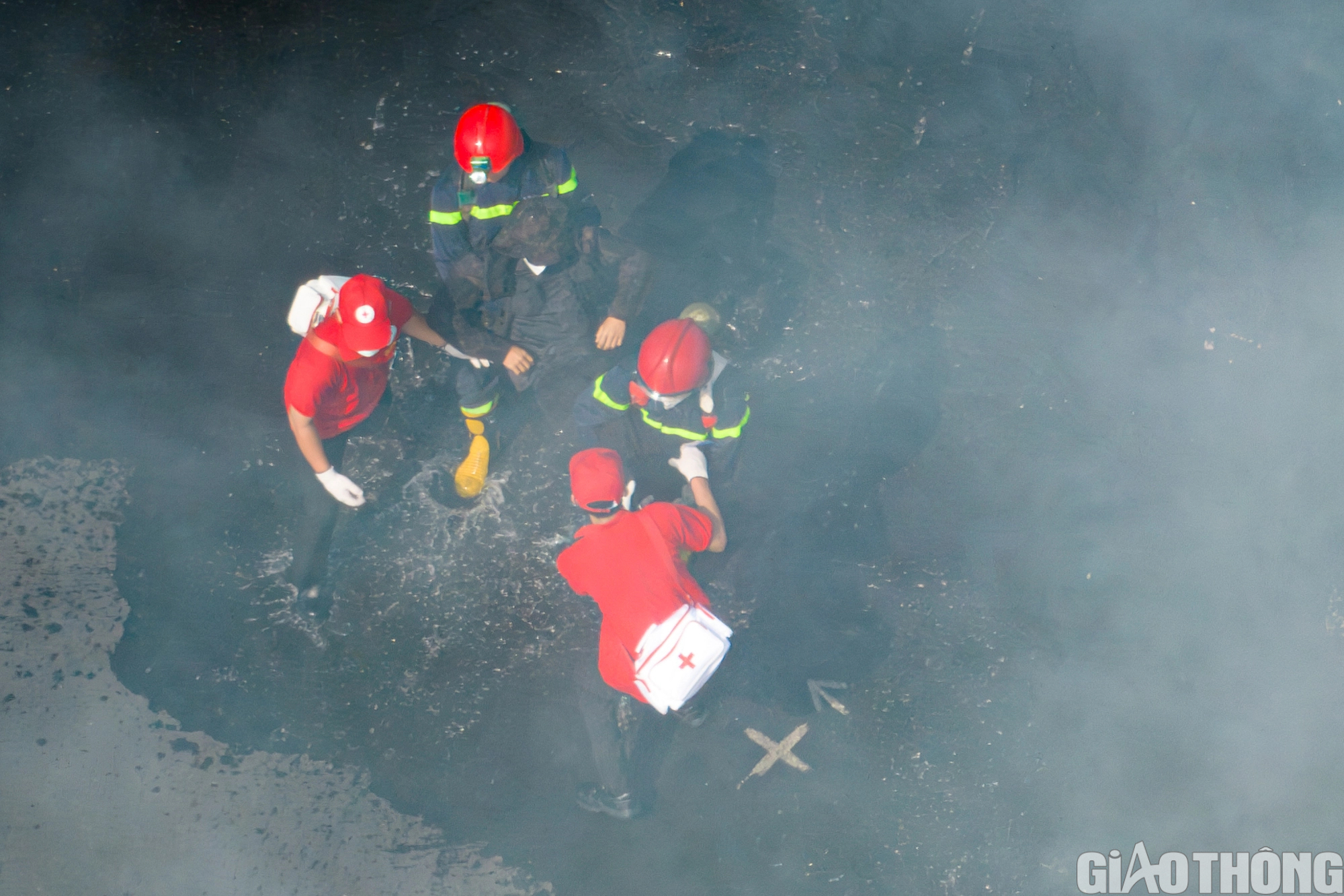 Hơn 4.000 người diễn tập cứu nạn trong ga ngầm Bến Thành - Ảnh 17. Hơn 4.000 người diễn tập cứu nạn trong ga ngầm Bến Thành - Ảnh 17.