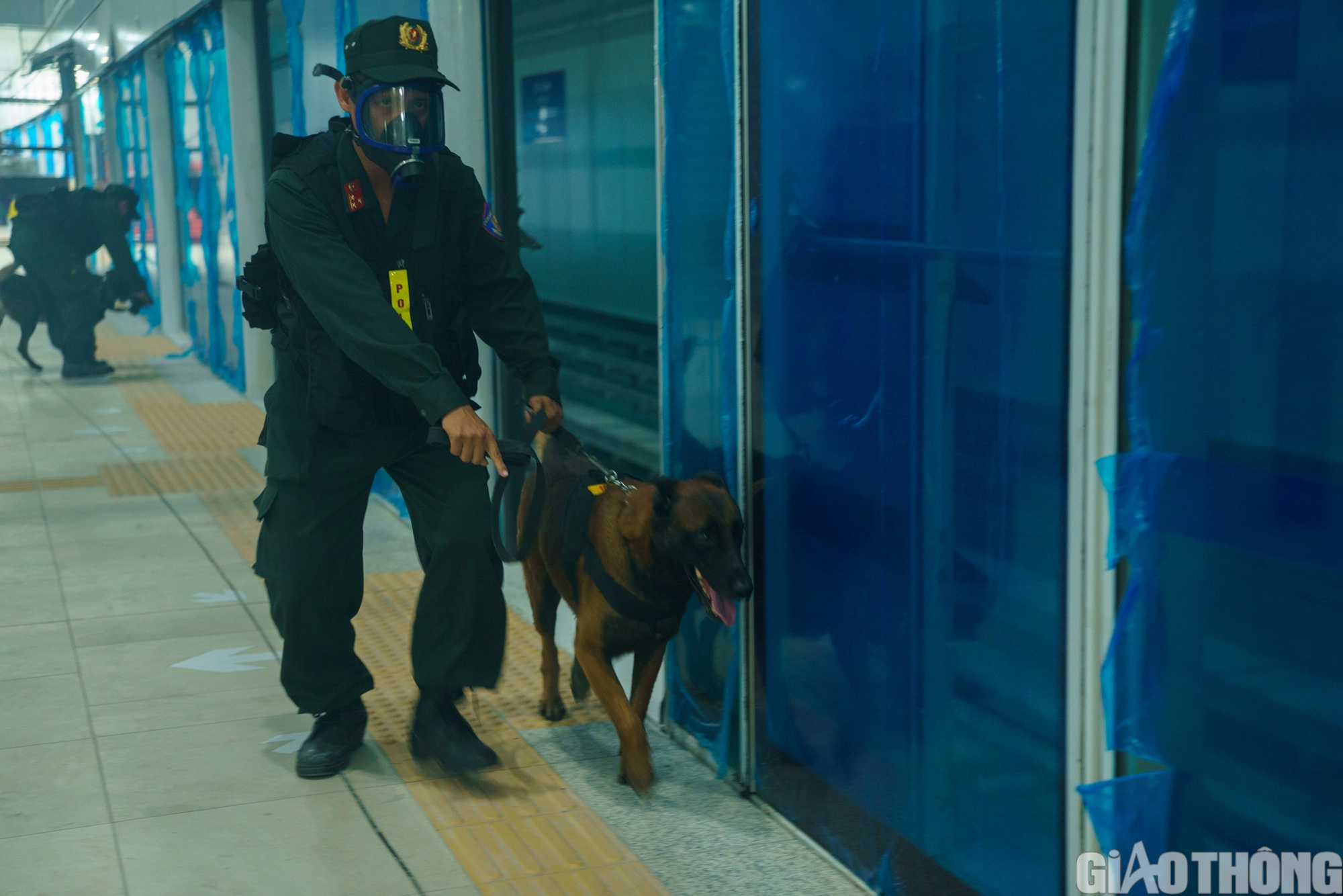 Hơn 4.000 người diễn tập cứu nạn trong ga ngầm Bến Thành - Ảnh 18. Hơn 4.000 người diễn tập cứu nạn trong ga ngầm Bến Thành - Ảnh 18.