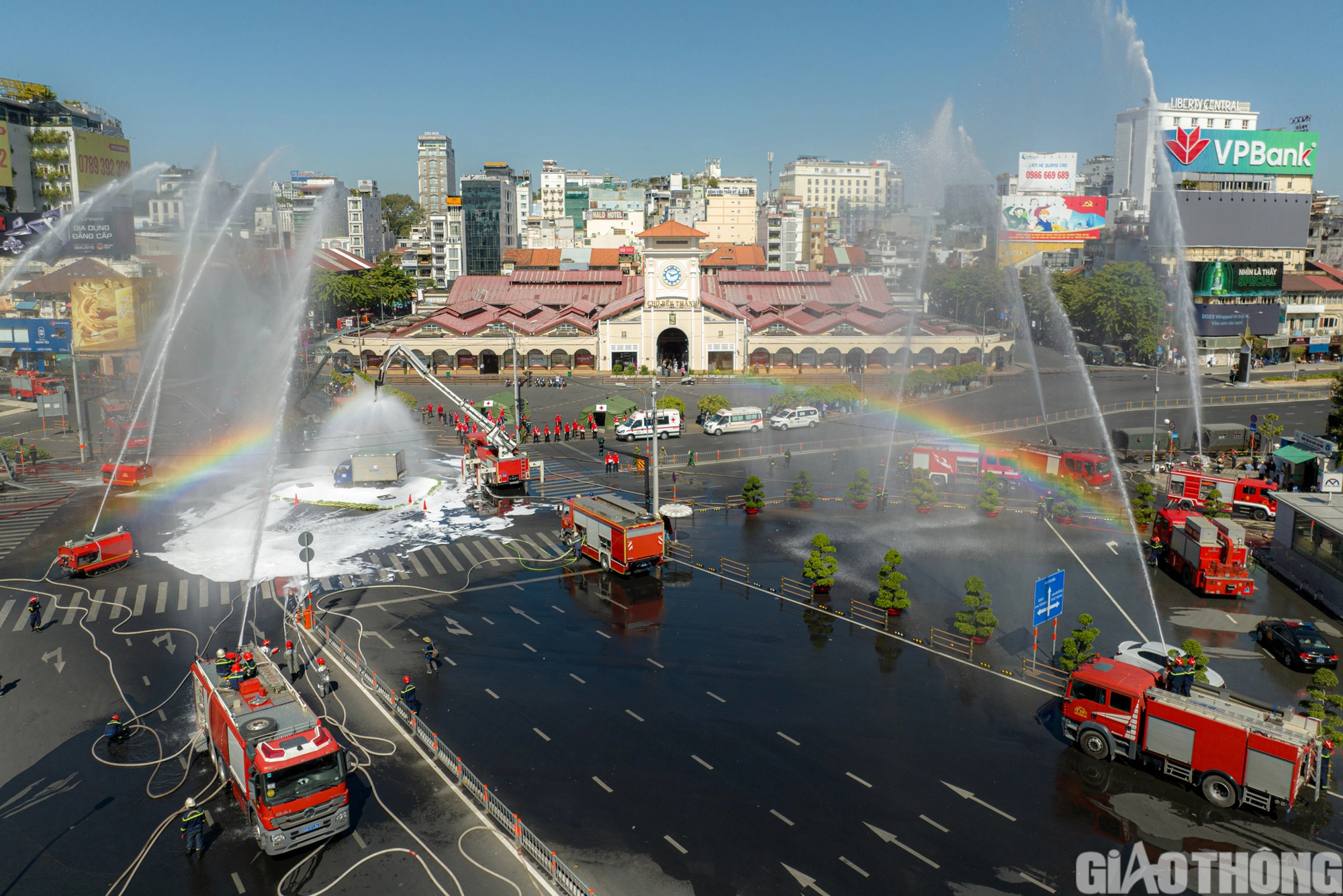 Hơn 4.000 người diễn tập cứu nạn trong ga ngầm Bến Thành - Ảnh 20. Hơn 4.000 người diễn tập cứu nạn trong ga ngầm Bến Thành - Ảnh 20.