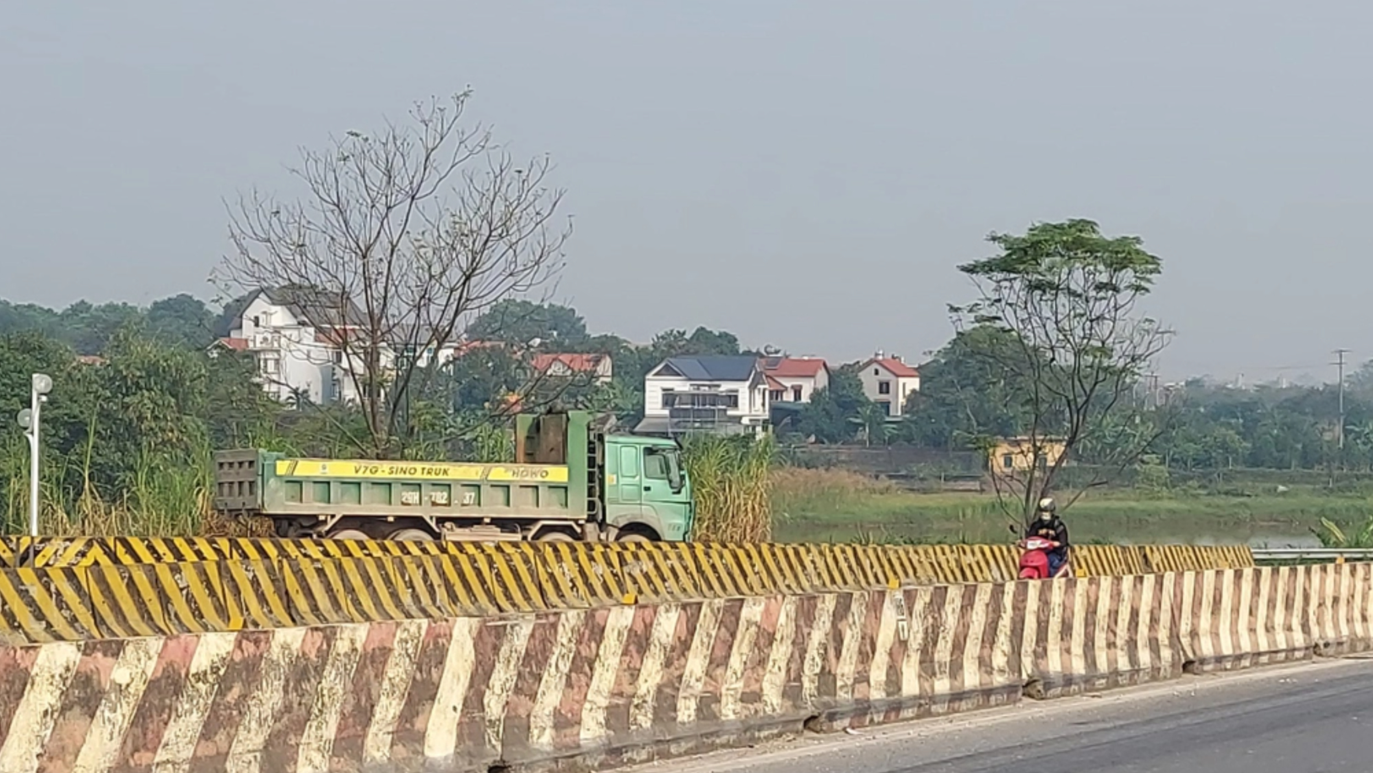 Vĩnh Ph&uacute;c: Xe "vua" n&aacute;o loạn huyện Vĩnh Tường - Ảnh 7.