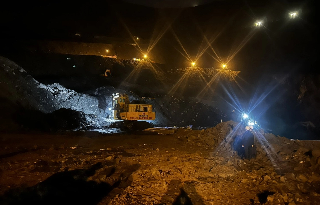 Đang nỗ lực t&igrave;m kiếm c&ocirc;ng nh&acirc;n m&aacute;y x&uacute;c bị v&ugrave;i lấp tạị C&ocirc;ng ty CP Than Cọc S&aacute;u - Ảnh 1.