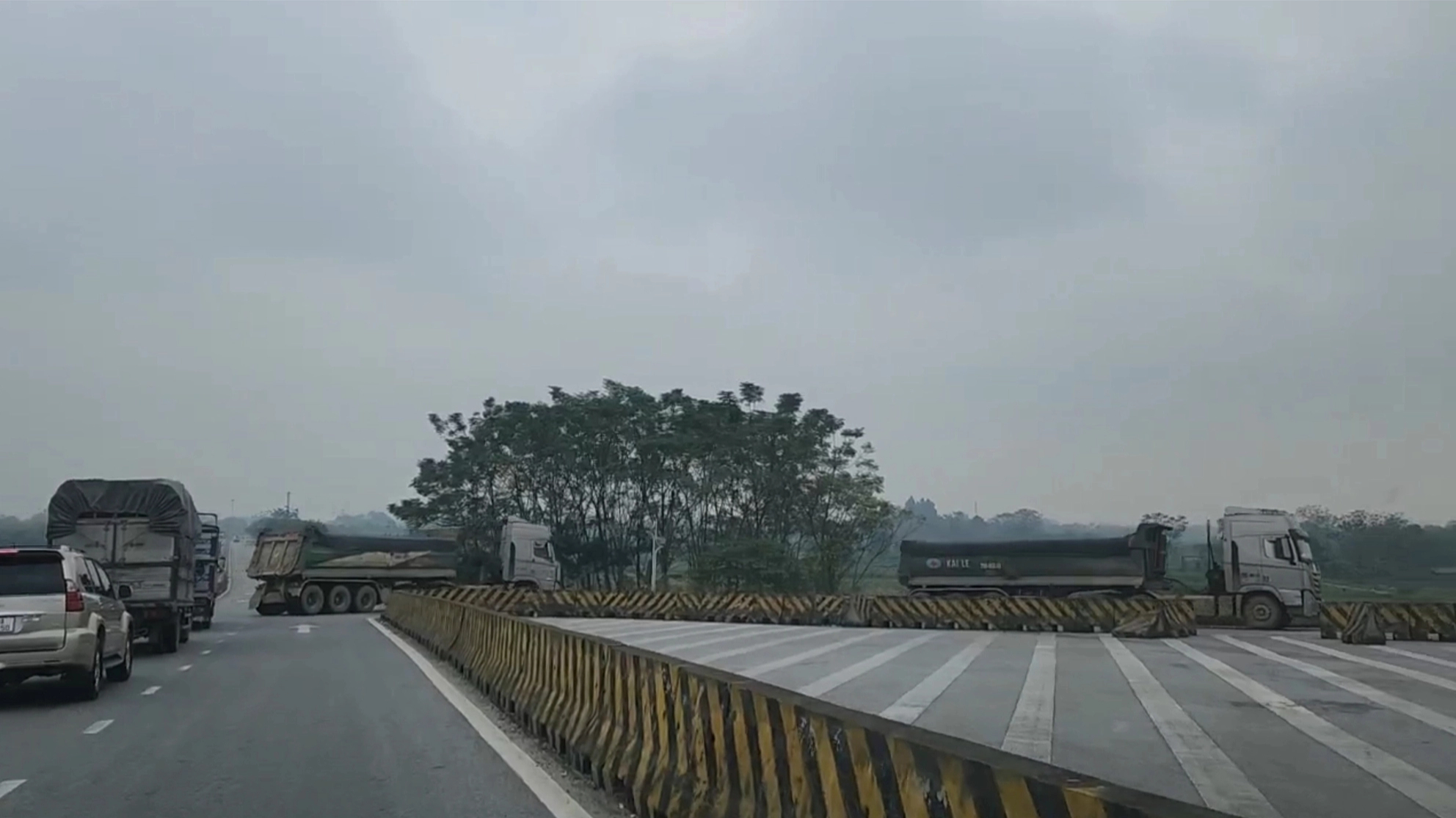 Xe "vua" n&aacute;o loạn huyện Vĩnh Tường - Ảnh 1.