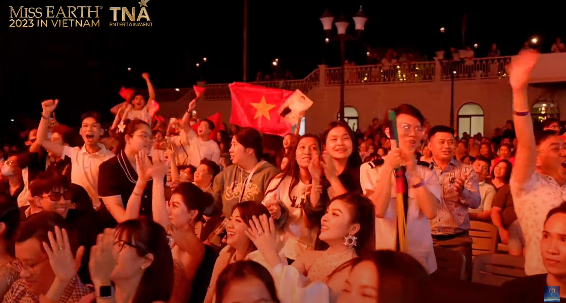 Dưới h&agrave;ng ghế kh&aacute;n giả, fans beauty h&ograve; h&eacute;t cổ vũ