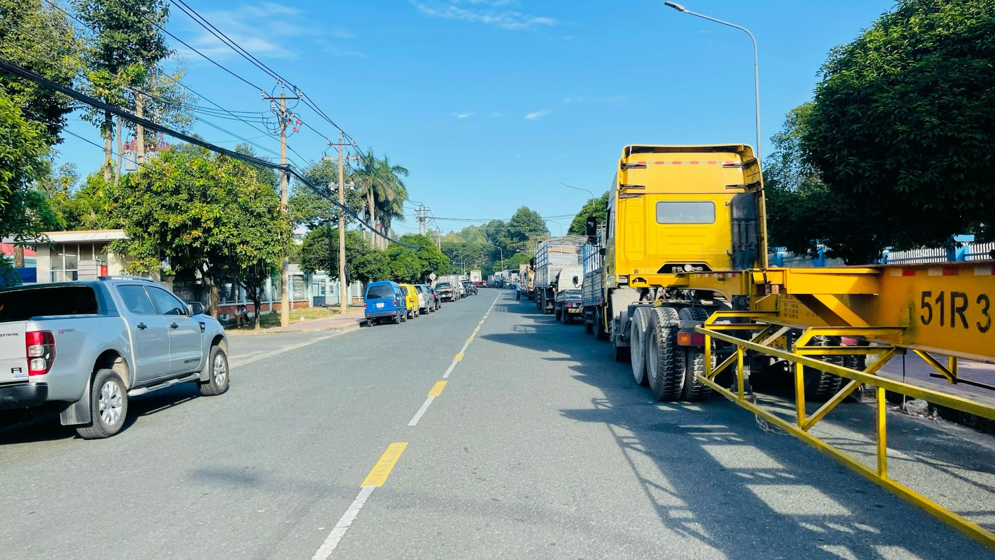 Xe lại xếp h&agrave;ng d&agrave;i chờ đăng kiểm nhiều trung t&acirc;m ph&aacute;t phiếu v&agrave; tăng giờ l&agrave;m  - Ảnh 2.