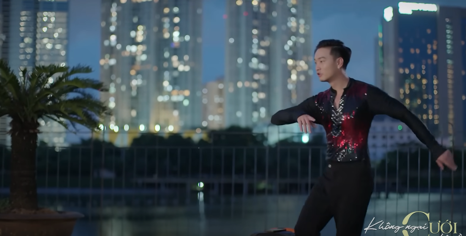 Đ&ocirc;ng mở lớp khi&ecirc;u vũ ngo&agrave;i vỉa h&egrave;.