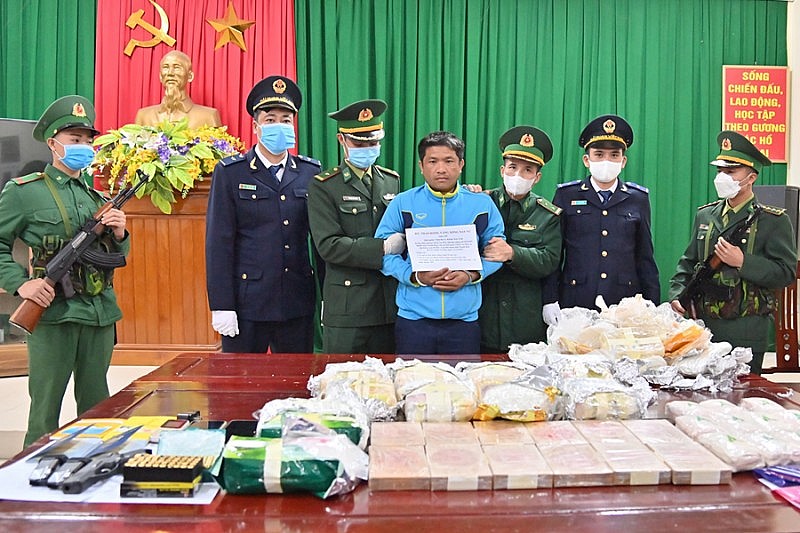 Đối tượng người L&agrave;o mang 21kg ma tu&yacute; qua bi&ecirc;n giới bị bắt giữ - Ảnh 1.