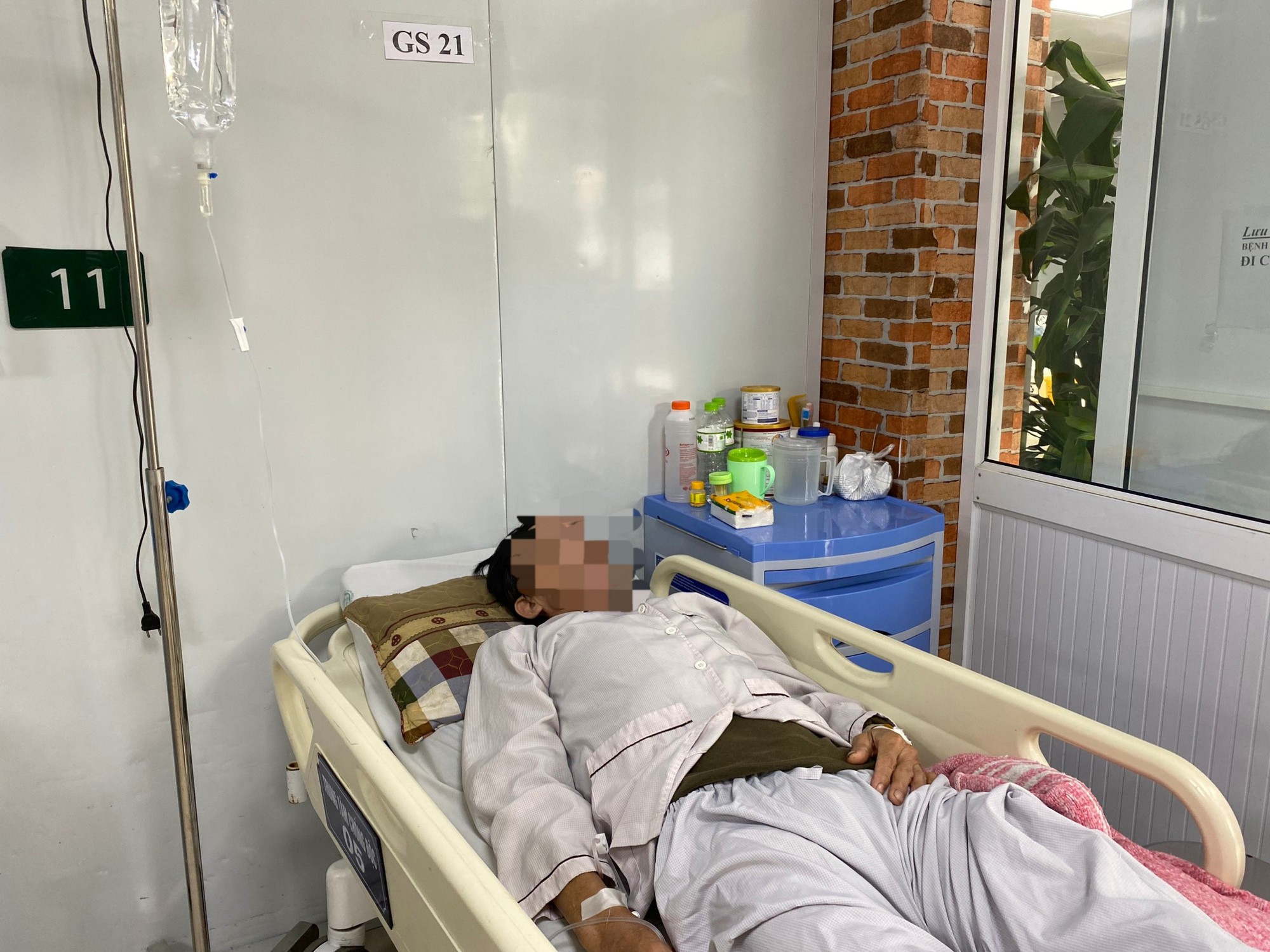 Nh&igrave;n mờ tưởng hỏng mắt kh&ocirc;ng ngờ biến chứng của ngộ độc rượu - Ảnh 1.
