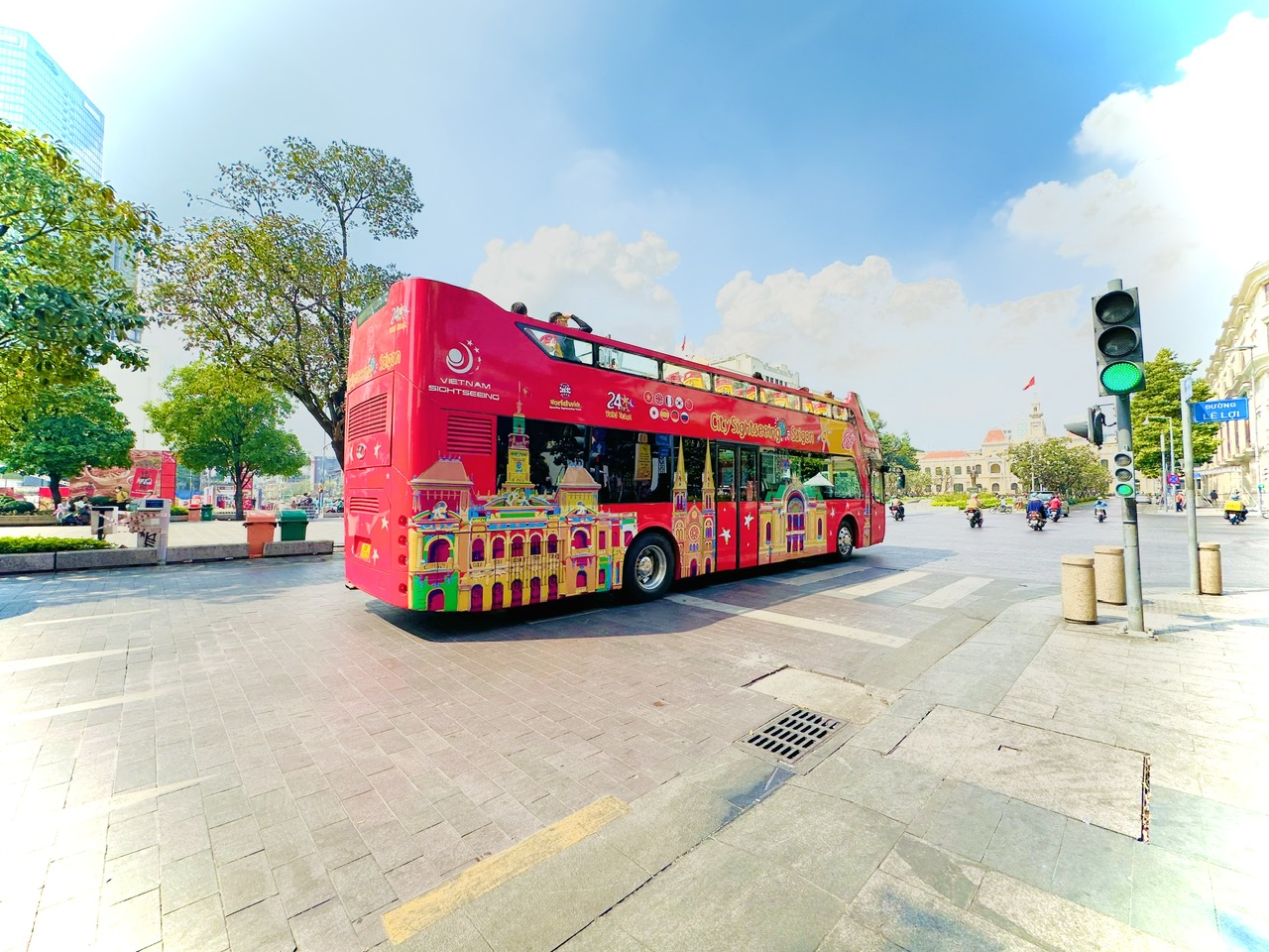 Tour xuy&ecirc;n đ&ecirc;m bằng xe kh&aacute;ch 2 tầng mui trần - Ảnh 1.