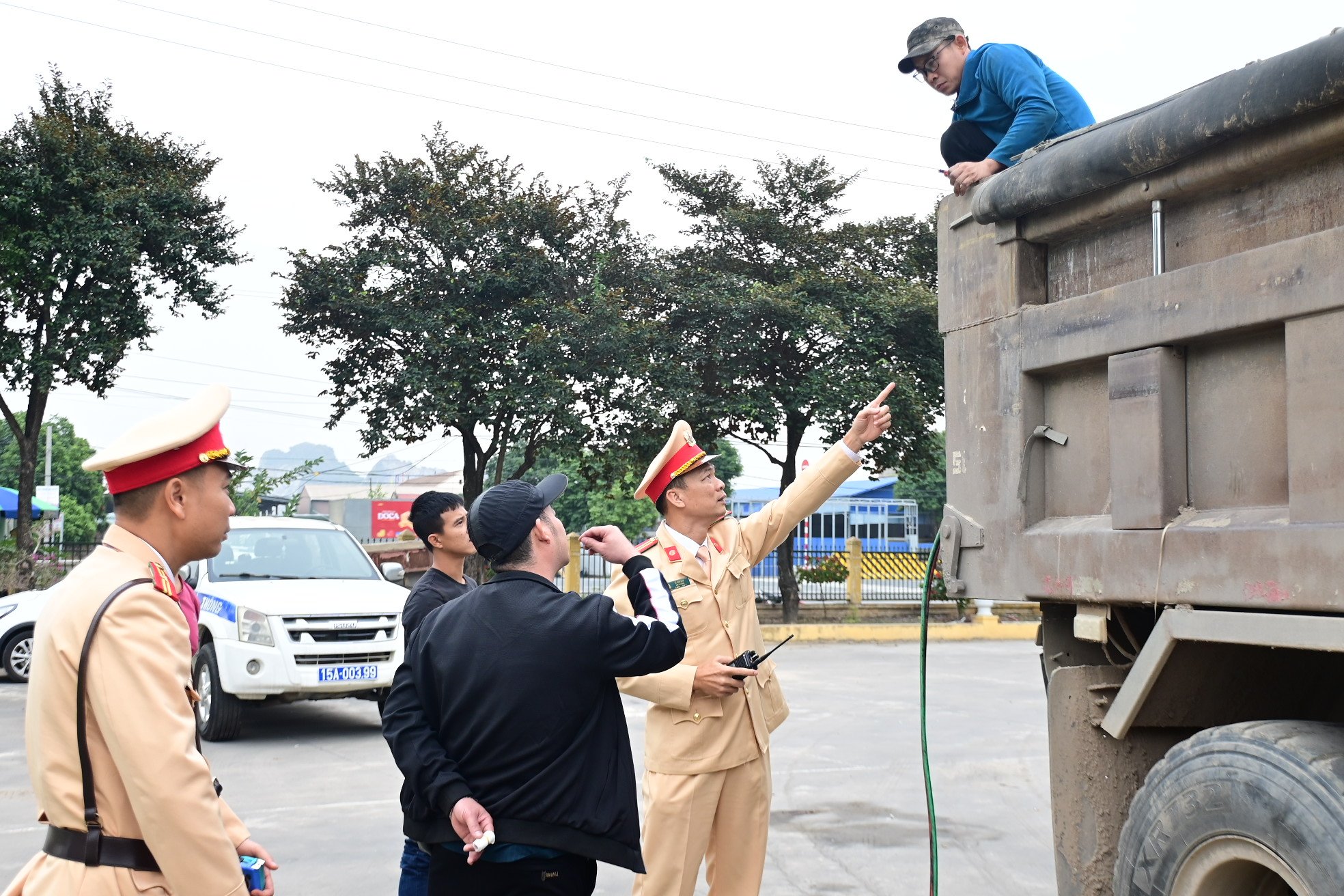 Phó Giám đốc Công an TP. Hải Phòng xuyên đêm chỉ đạo xử lý xe quá tải - Ảnh 3. Phó Giám đốc Công an TP. Hải Phòng xuyên đêm chỉ đạo xử lý xe quá tải - Ảnh 3.