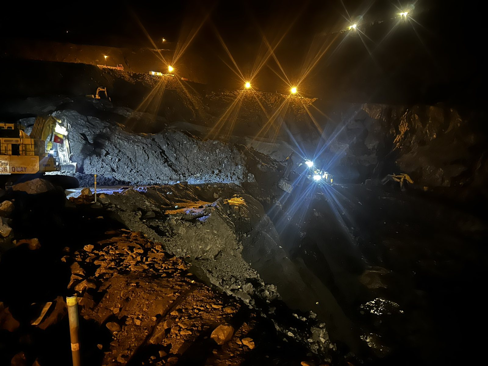 Xuy&ecirc;n đ&ecirc;m t&igrave;m kiếm c&ocirc;ng nh&acirc;n bị v&ugrave;i lấp tạị C&ocirc;ng ty CP Than Cọc S&aacute;u - Ảnh 1.