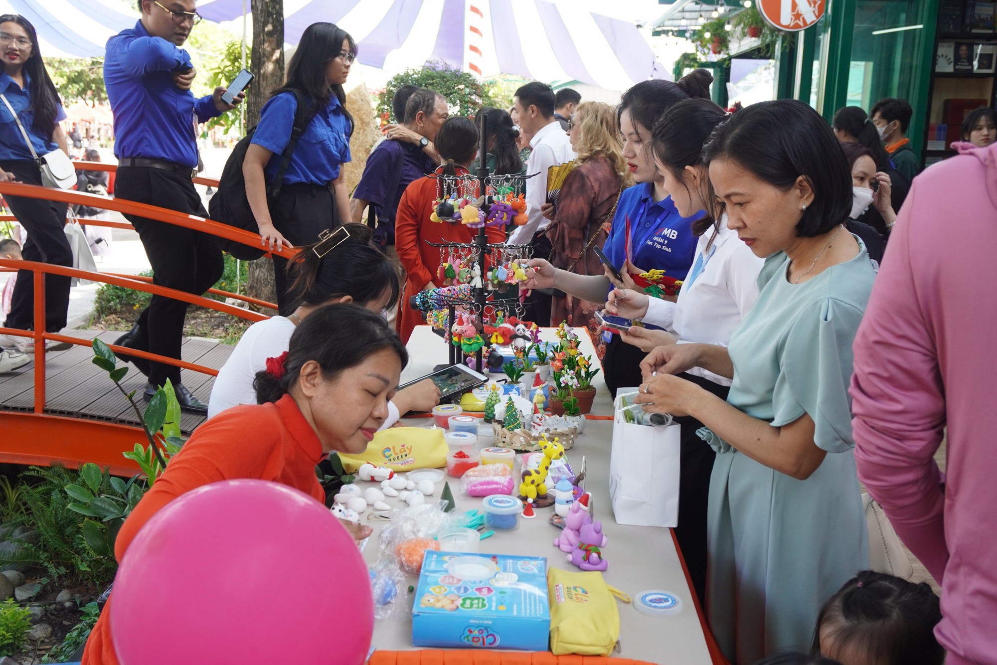 Khai trương Đường sách TP.Thủ Đức thu hút hàng ngàn người thăm quan, mua sách - Ảnh 6. Khai trương Đường sách TP.Thủ Đức thu hút hàng ngàn người thăm quan, mua sách - Ảnh 6.