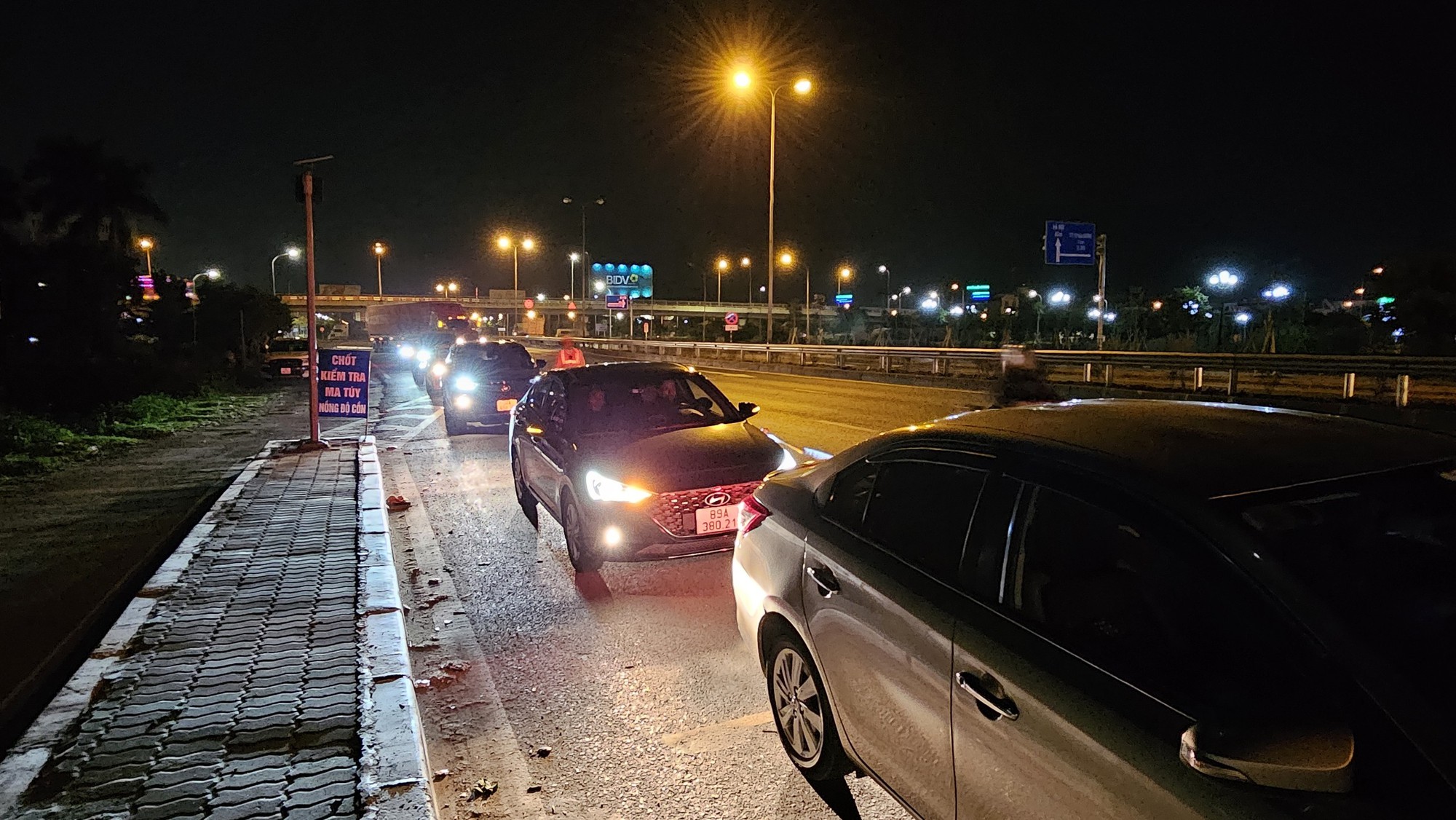 Vi phạm nồng độ cồn, người điều khiển xe máy nói “không biết chữ” - Ảnh 11. Vi phạm nồng độ cồn, người điều khiển xe máy nói “không biết chữ” - Ảnh 11.