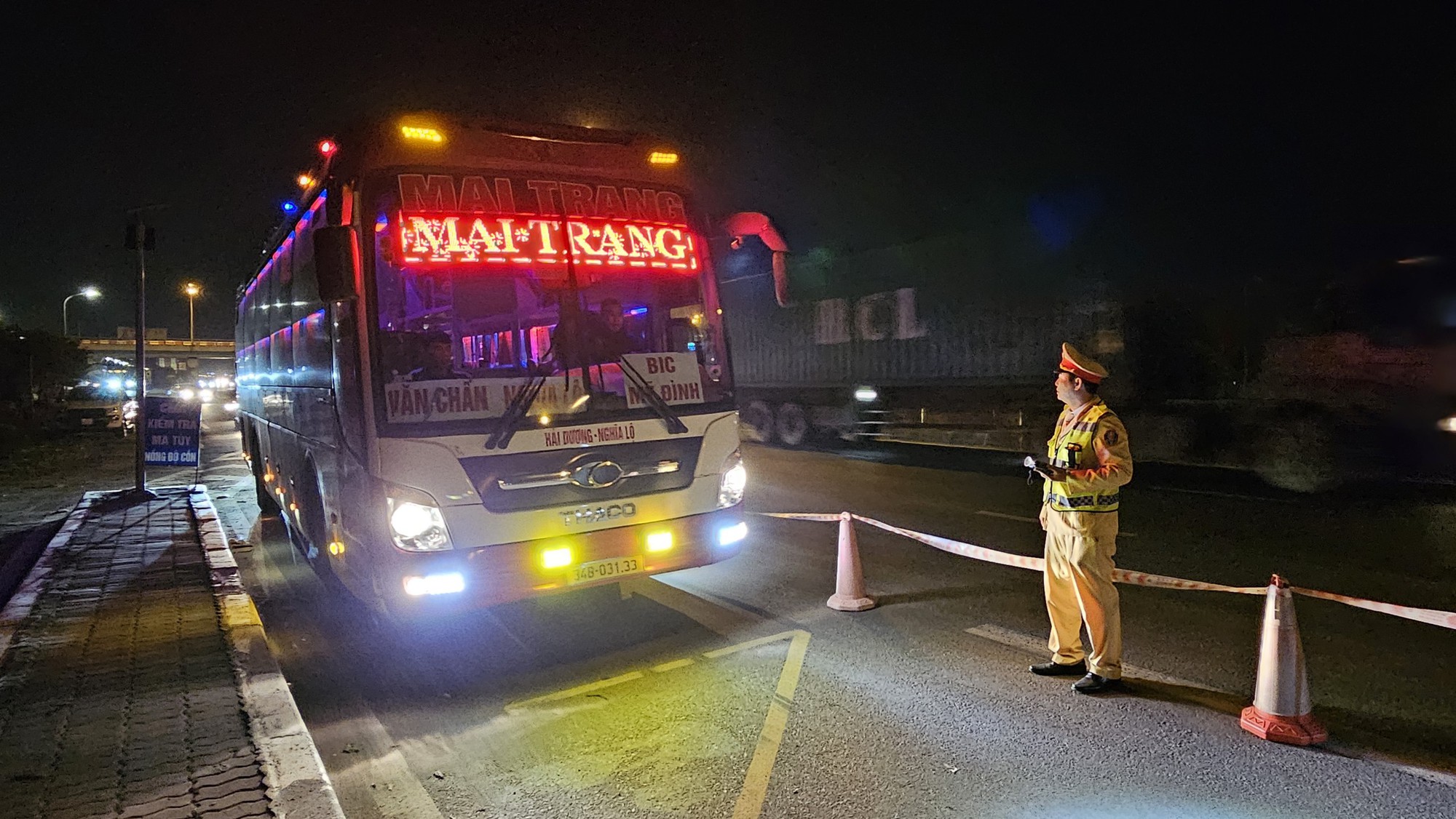 Vi phạm nồng độ cồn, người điều khiển xe máy nói “không biết chữ” - Ảnh 8. Vi phạm nồng độ cồn, người điều khiển xe máy nói “không biết chữ” - Ảnh 8.