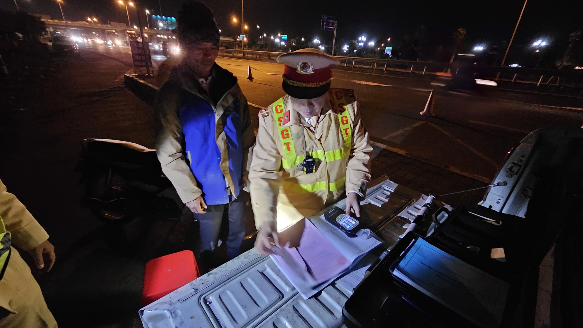 Vi phạm nồng độ cồn, người điều khiển xe máy nói “không biết chữ” - Ảnh 6. Vi phạm nồng độ cồn, người điều khiển xe máy nói “không biết chữ” - Ảnh 6.