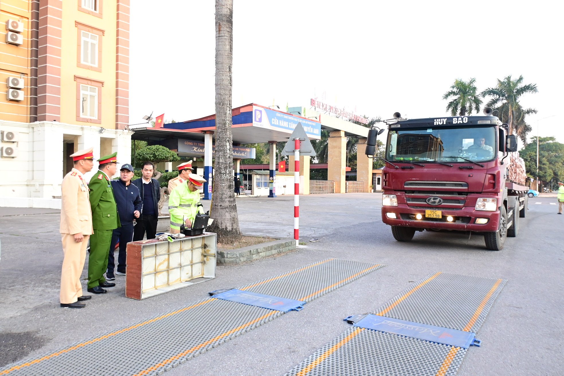 Phó Giám đốc Công an TP. Hải Phòng xuyên đêm chỉ đạo xử lý xe quá tải - Ảnh 4. Phó Giám đốc Công an TP. Hải Phòng xuyên đêm chỉ đạo xử lý xe quá tải - Ảnh 4.