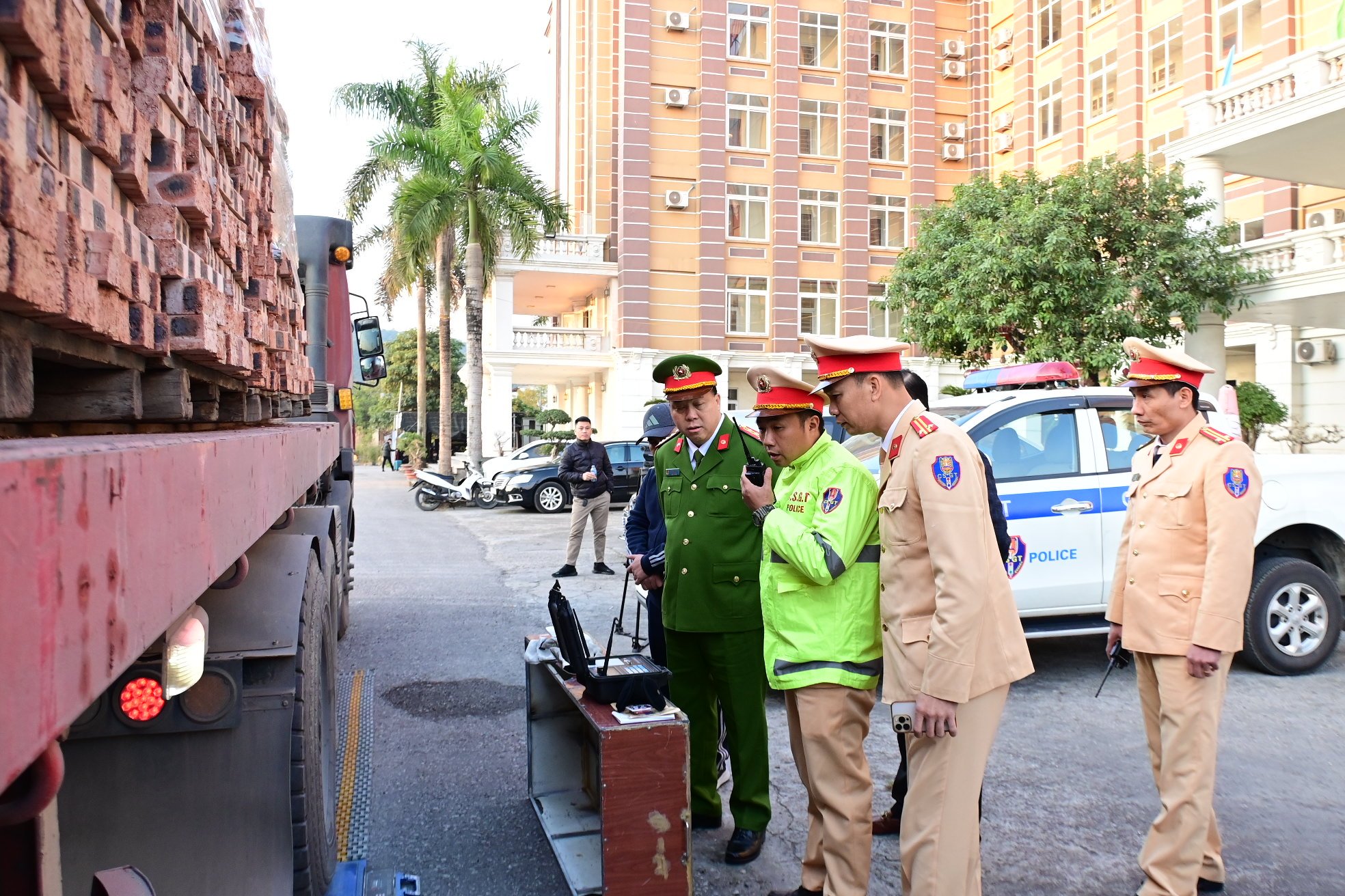 Phó Giám đốc Công an TP. Hải Phòng xuyên đêm chỉ đạo xử lý xe quá tải - Ảnh 1. Phó Giám đốc Công an TP. Hải Phòng xuyên đêm chỉ đạo xử lý xe quá tải - Ảnh 1.