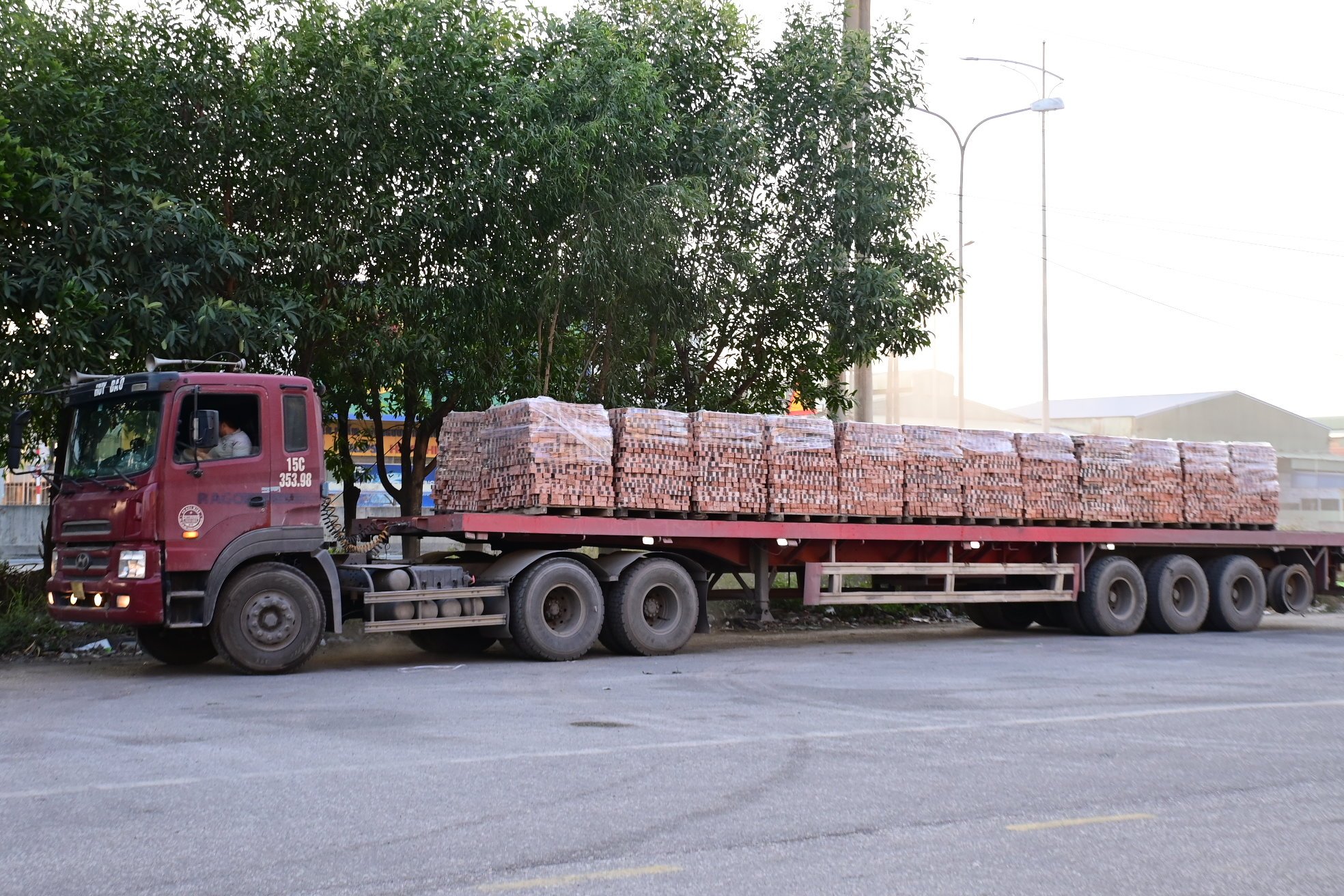 Phó Giám đốc Công an TP. Hải Phòng xuyên đêm chỉ đạo xử lý xe quá tải - Ảnh 2. Phó Giám đốc Công an TP. Hải Phòng xuyên đêm chỉ đạo xử lý xe quá tải - Ảnh 2.