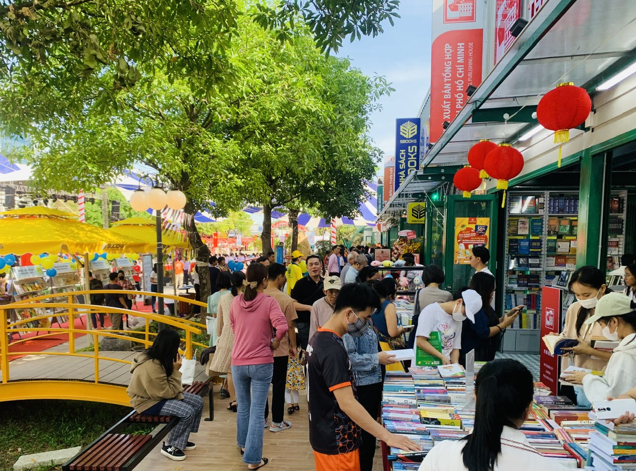 Khai trương Đường sách TP.Thủ Đức thu hút hàng ngàn người thăm quan, mua sách - Ảnh 1. Khai trương Đường sách TP.Thủ Đức thu hút hàng ngàn người thăm quan, mua sách - Ảnh 1.