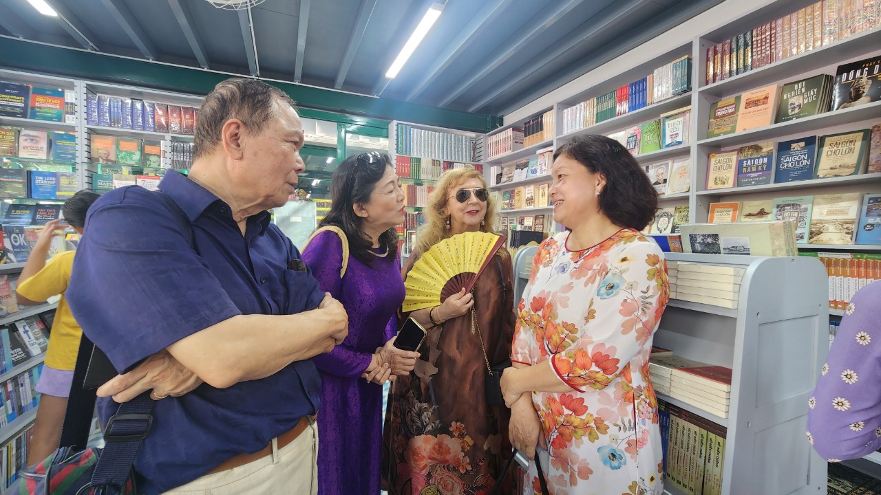 Khai trương Đường sách TP.Thủ Đức thu hút hàng ngàn người thăm quan, mua sách - Ảnh 7. Khai trương Đường sách TP.Thủ Đức thu hút hàng ngàn người thăm quan, mua sách - Ảnh 7.