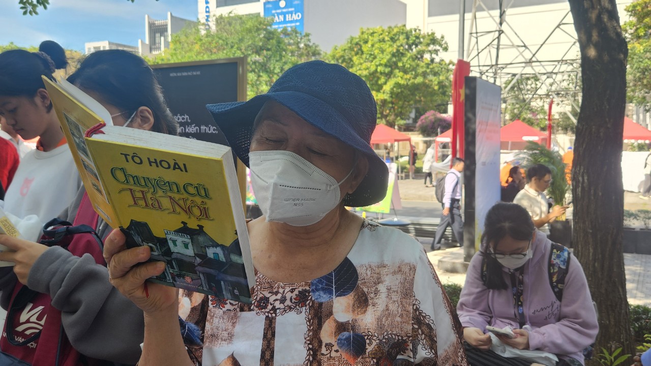 Khai trương Đường sách TP.Thủ Đức thu hút hàng ngàn người thăm quan, mua sách - Ảnh 5. Khai trương Đường sách TP.Thủ Đức thu hút hàng ngàn người thăm quan, mua sách - Ảnh 5.