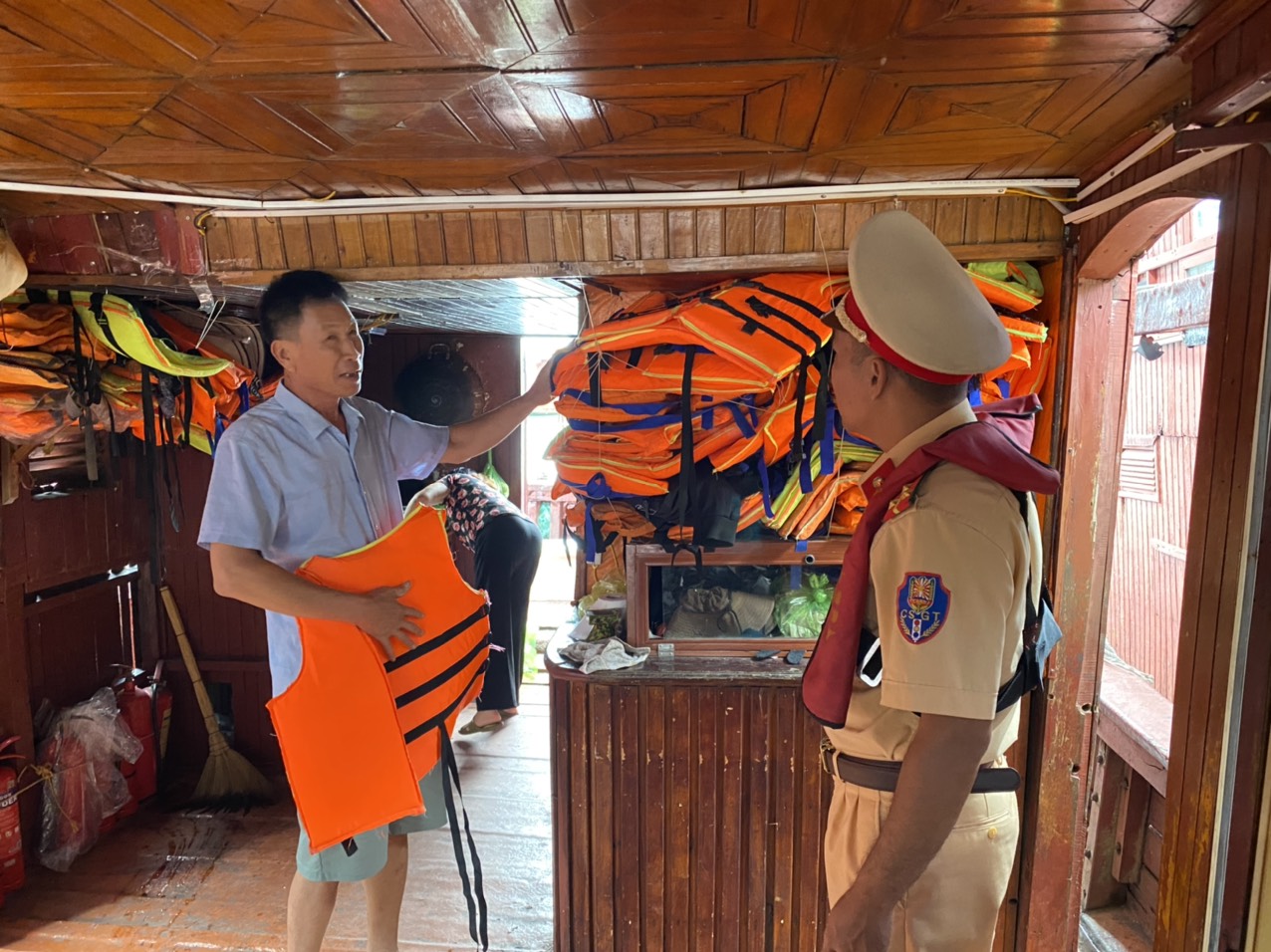 Quảng Ninh nhiều giải ph&aacute;p k&eacute;o giảm TNGT nghi&ecirc;m trọng tr&ecirc;n tuyến đường thủy nội địa - Ảnh 4.