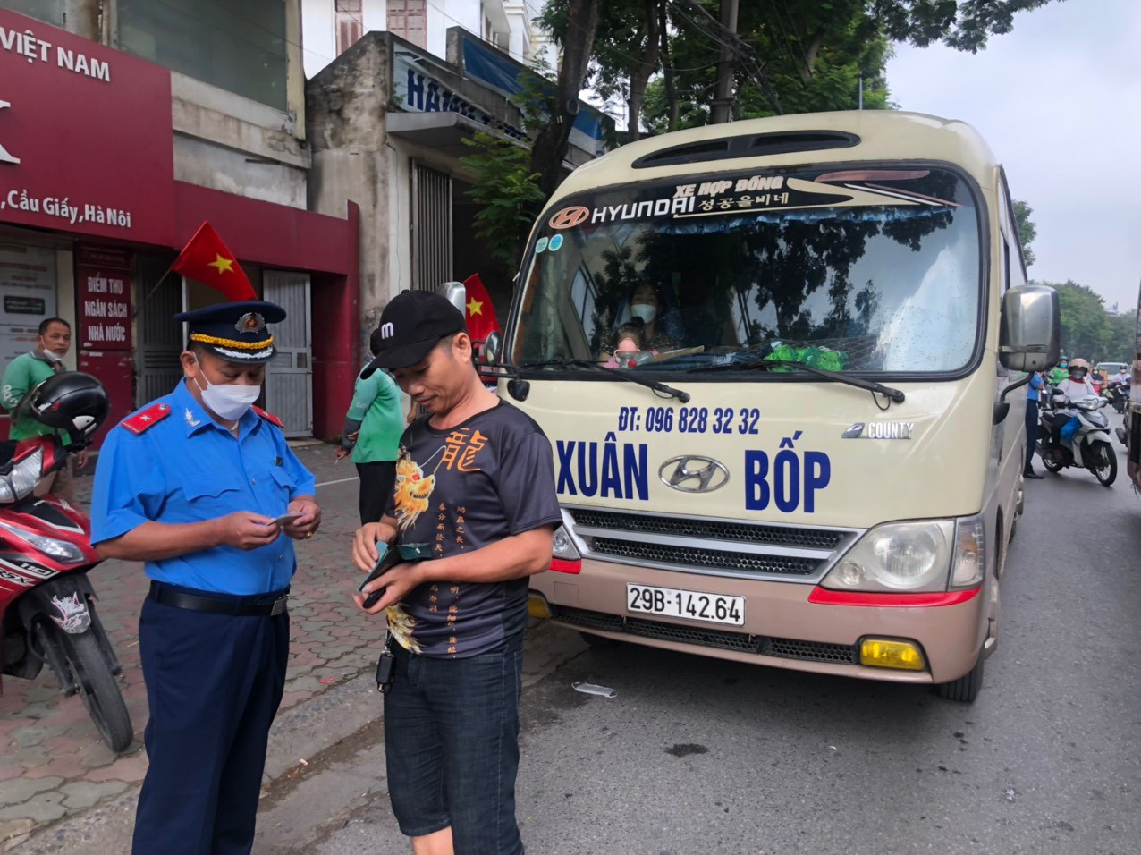 H&agrave; Nội bố tr&iacute; trực chốt ở hơn 100 vị tr&iacute; nguy cơ &ugrave;n tắc, xử l&yacute; vi phạm trật tự ATGT - Ảnh 2.