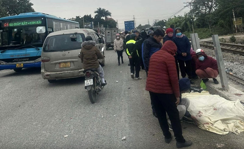 Hiện trường vụ tai nạn t&agrave;u SE4 va xe m&aacute;y.