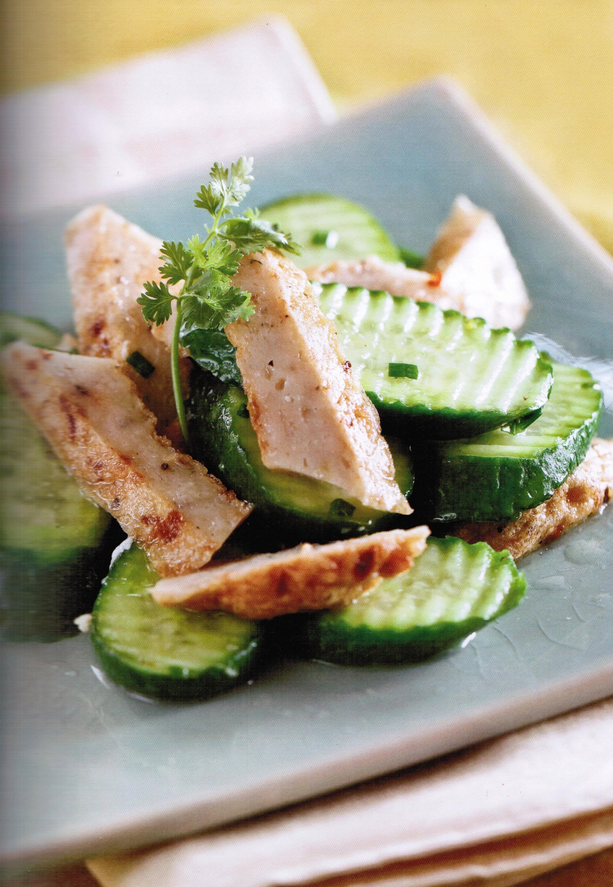 Dưa leo ăn c&ugrave;ng c&agrave; chua l&agrave; b&igrave;nh thường rồi, bạn c&oacute; thể chế biến 