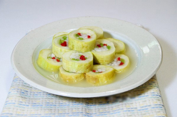 Dưa leo ăn c&ugrave;ng c&agrave; chua l&agrave; b&igrave;nh thường rồi, bạn c&oacute; thể chế biến 