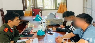 Nam thanh ni&ecirc;n bị xử phạt v&igrave; đăng tải clip người đi xe m&aacute;y bốc đầu l&ecirc;n mạng x&atilde; hội - Ảnh 1.