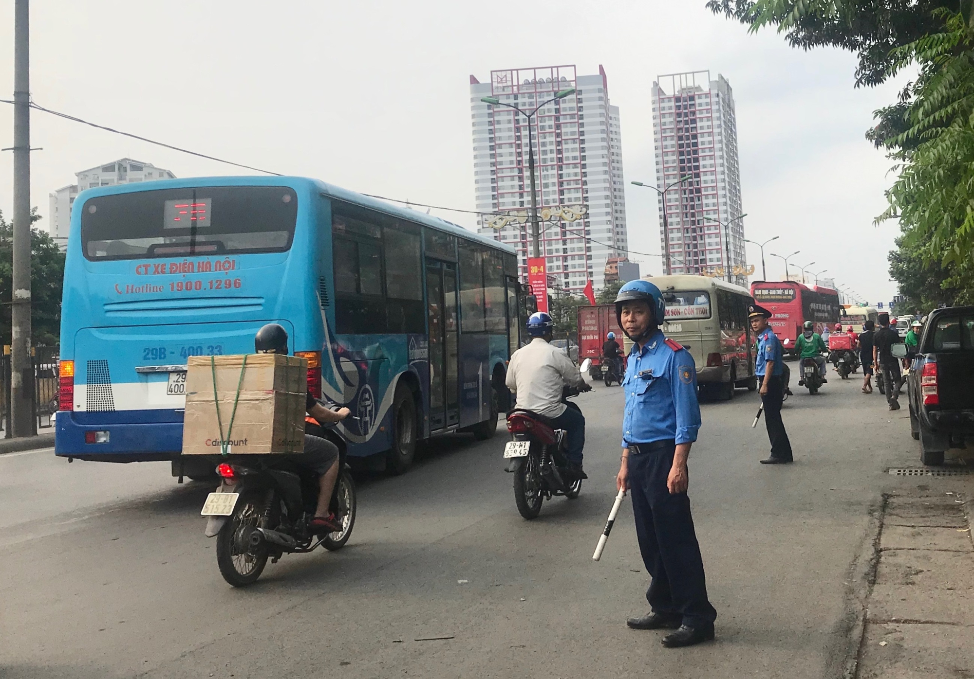 H&agrave; Nội bố tr&iacute; trực chốt ở hơn 100 vị tr&iacute; nguy cơ &ugrave;n tắc, xử l&yacute; vi phạm trật tự ATGT - Ảnh 1.
