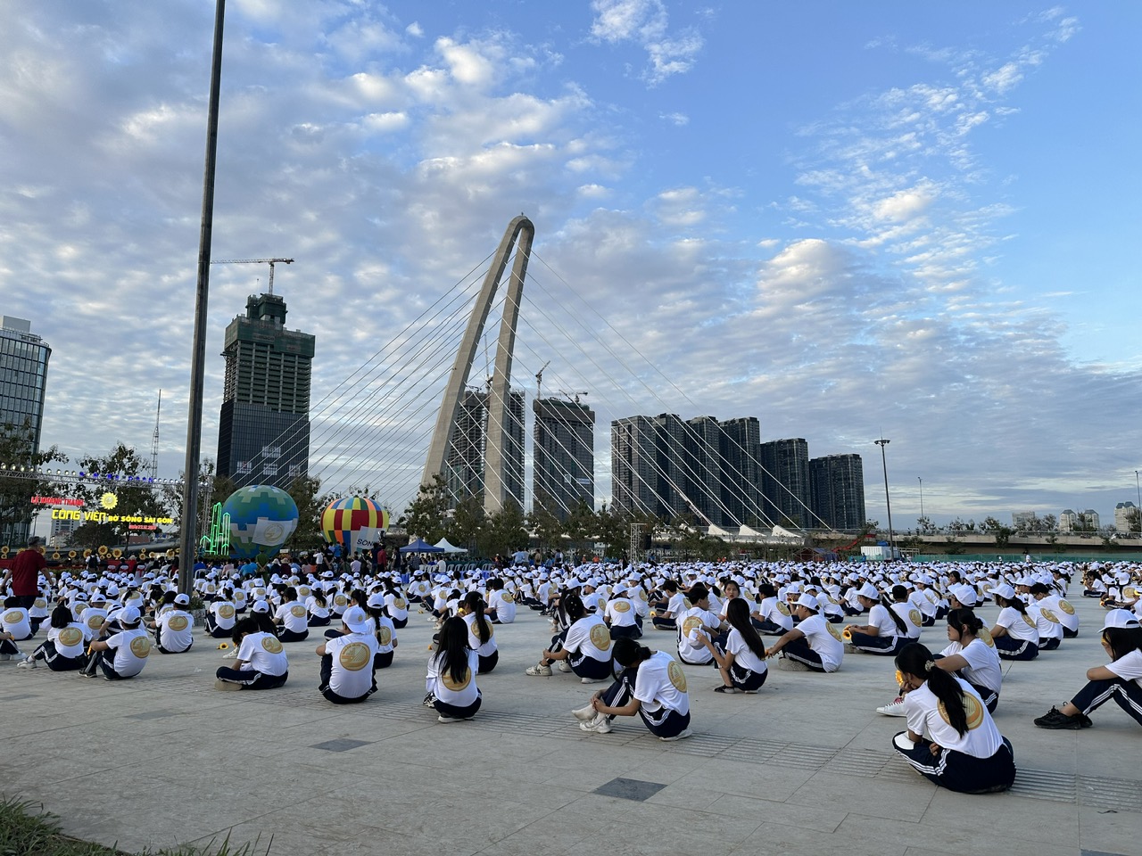 H&agrave;ng ngh&igrave;n người n&ocirc; nức ngắm vườn hoa hướng dương khoe sắc trong C&ocirc;ng vi&ecirc;n bờ s&ocirc;ng S&agrave;i G&ograve;n - Ảnh 6.