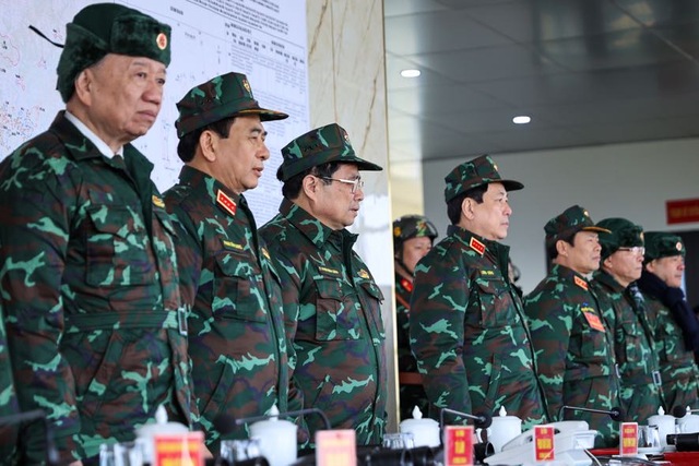 Thủ tướng Phạm Minh Ch&iacute;nh dự diễn tập chiến thuật bắn đạn thật  - Ảnh 1.