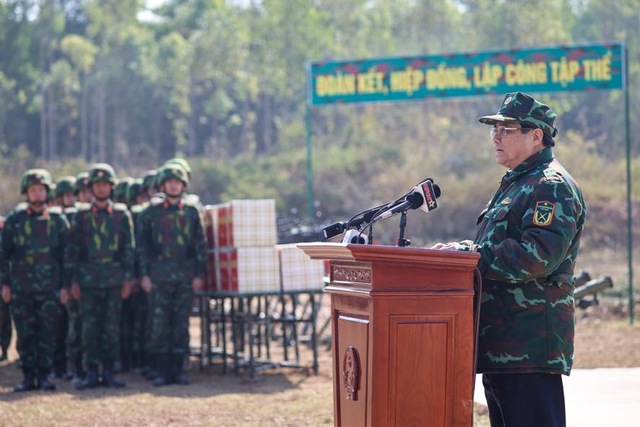 Thủ tướng Phạm Minh Ch&iacute;nh dự diễn tập chiến thuật bắn đạn thật  - Ảnh 3.