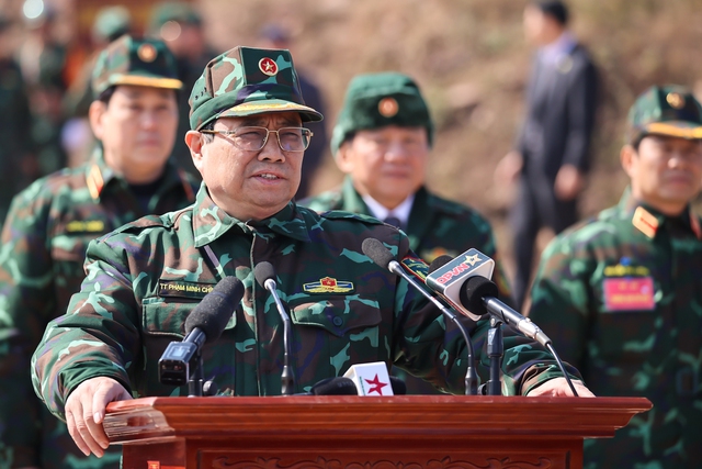 Thủ tướng Phạm Minh Ch&iacute;nh dự diễn tập chiến thuật bắn đạn thật  - Ảnh 2.