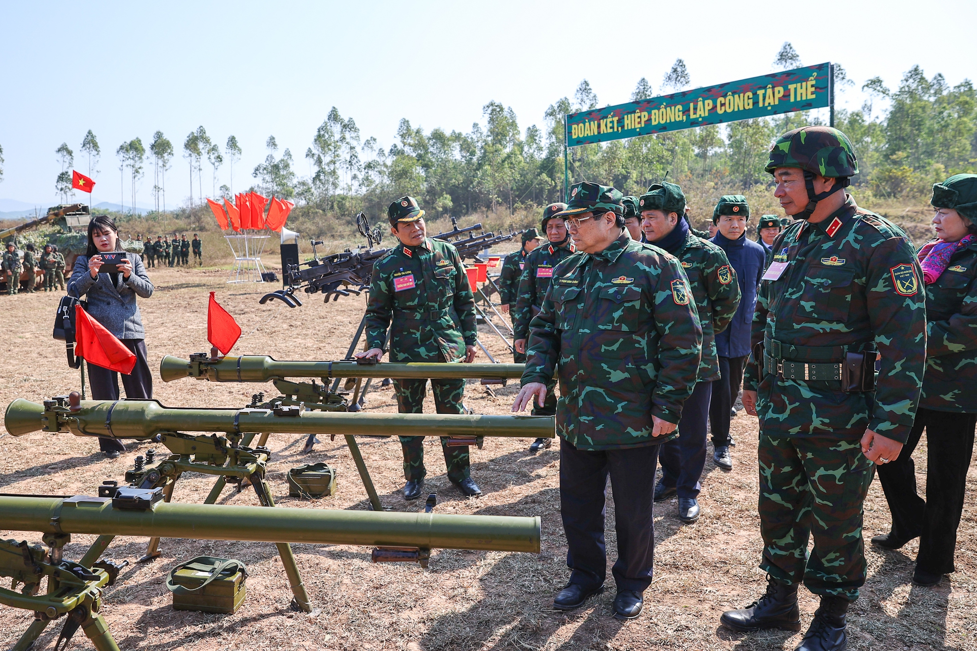Thủ tướng Phạm Minh Ch&iacute;nh dự diễn tập chiến thuật bắn đạn thật  - Ảnh 17.