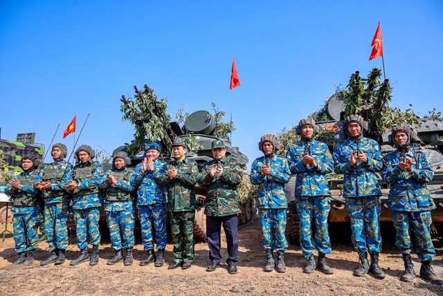 Thủ tướng Phạm Minh Ch&iacute;nh dự diễn tập chiến thuật bắn đạn thật  - Ảnh 20.