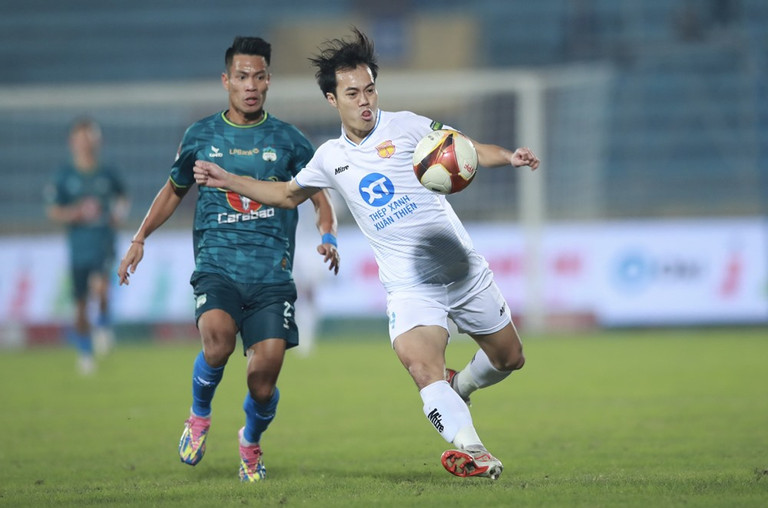 V-League: Thua thảm tr&ecirc;n s&acirc;n Nam Định, HAGL k&eacute;o d&agrave;i mạch trận đ&aacute;ng qu&ecirc;n l&ecirc;n con số 7  - Ảnh 1.