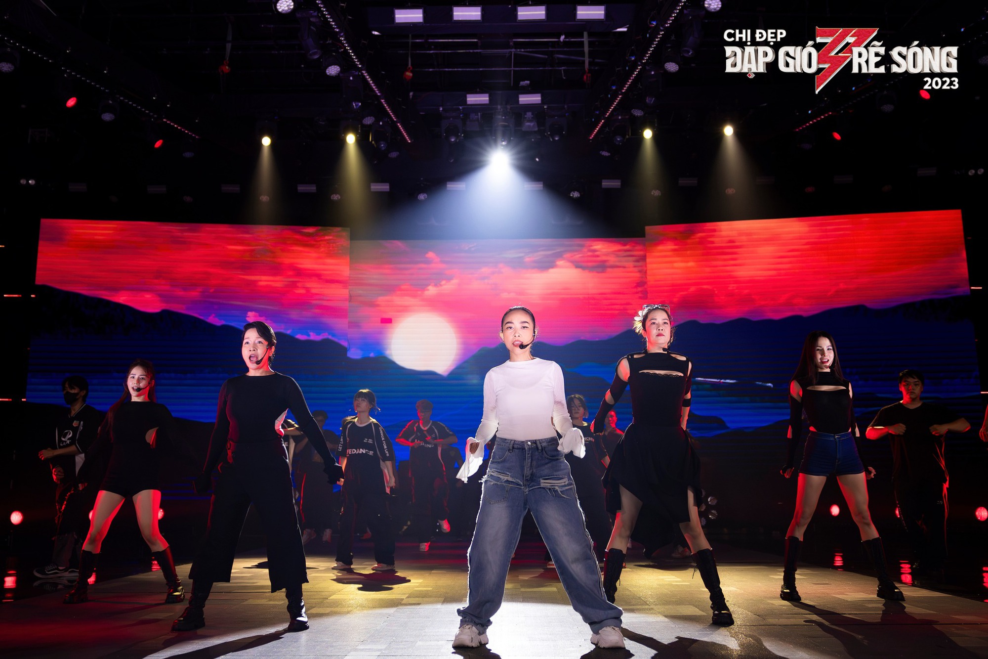 Hậu trường Chị đẹp: Mlee ngã dập mặt, Diệu Nhi sốt lừ đừ, Thu Phương nhập viện cấp cứu - Ảnh 7. Hậu trường Chị đẹp: Mlee ngã dập mặt, Diệu Nhi sốt lừ đừ, Thu Phương nhập viện cấp cứu - Ảnh 7.