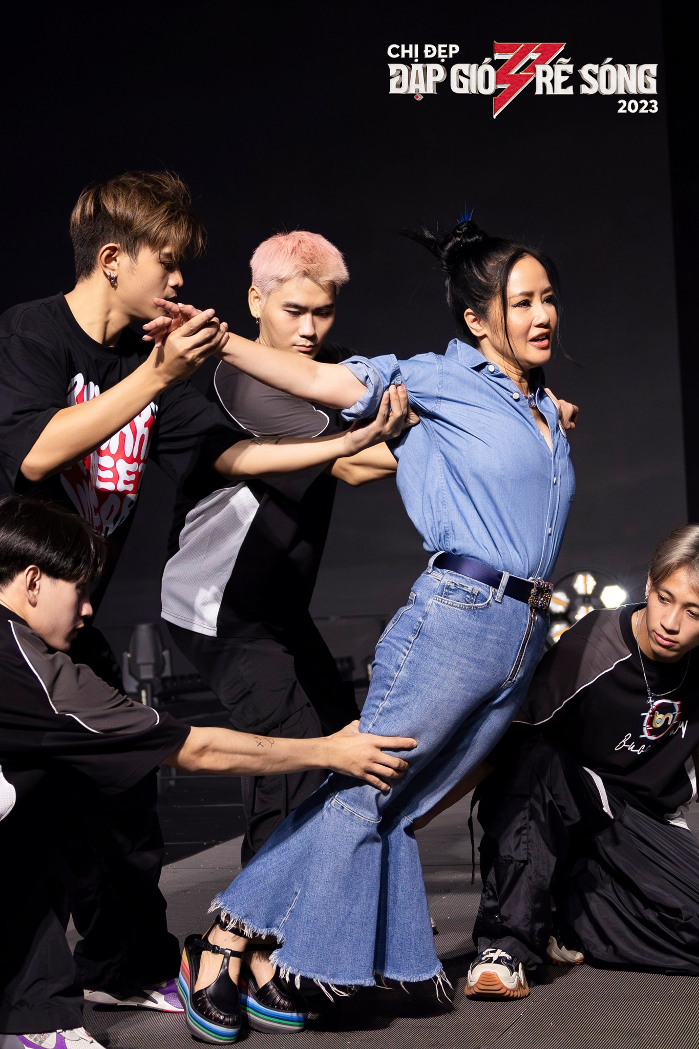 Hậu trường Chị đẹp: Mlee ngã dập mặt, Diệu Nhi sốt lừ đừ, Thu Phương nhập viện cấp cứu - Ảnh 2. Hậu trường Chị đẹp: Mlee ngã dập mặt, Diệu Nhi sốt lừ đừ, Thu Phương nhập viện cấp cứu - Ảnh 2.