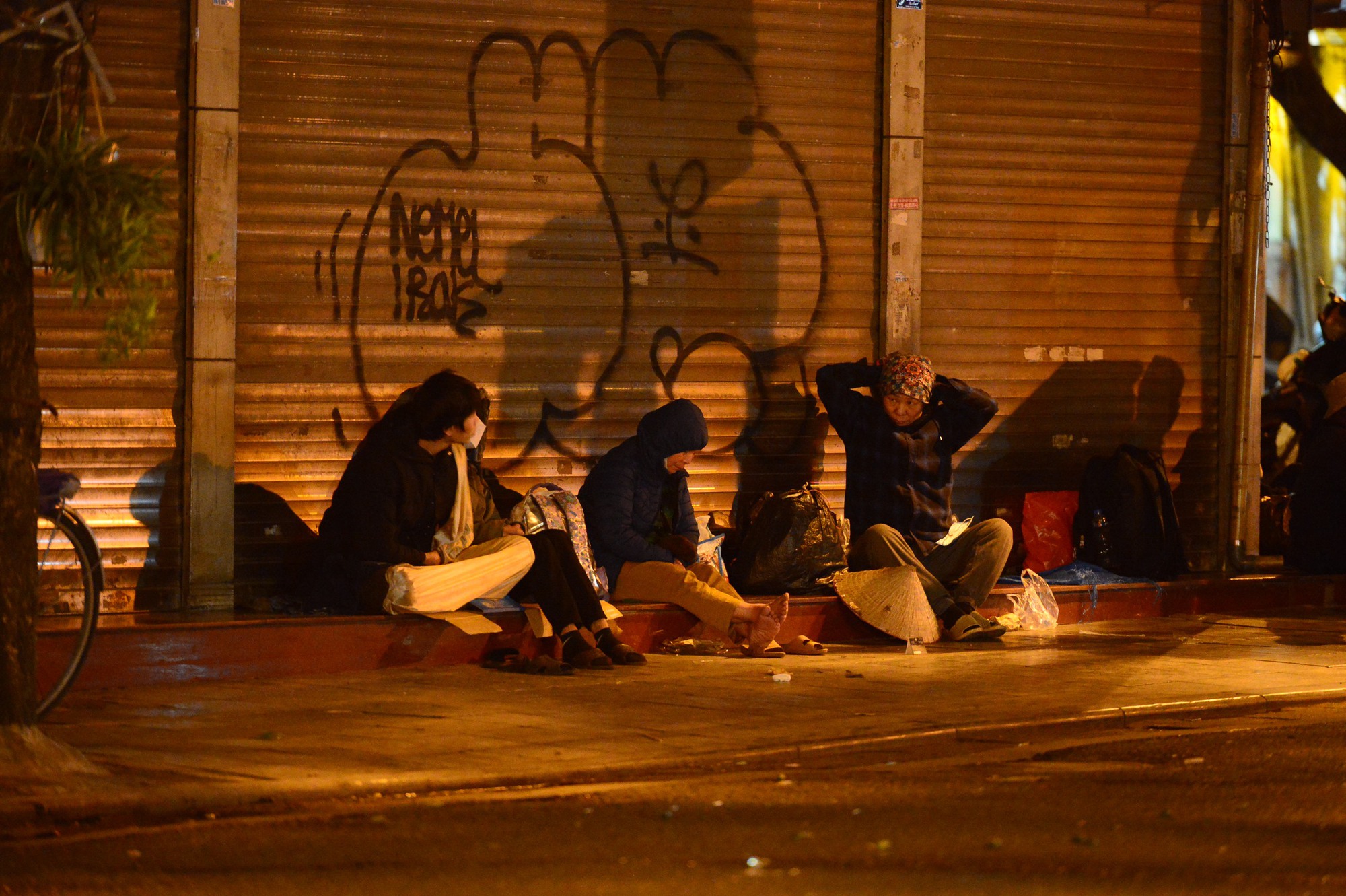 Người vô gia cư, lao động mưu sinh co ro ở vỉa hè Hà Nội trong rét buốt - Ảnh 2. Người vô gia cư, lao động mưu sinh co ro ở vỉa hè Hà Nội trong rét buốt - Ảnh 2.