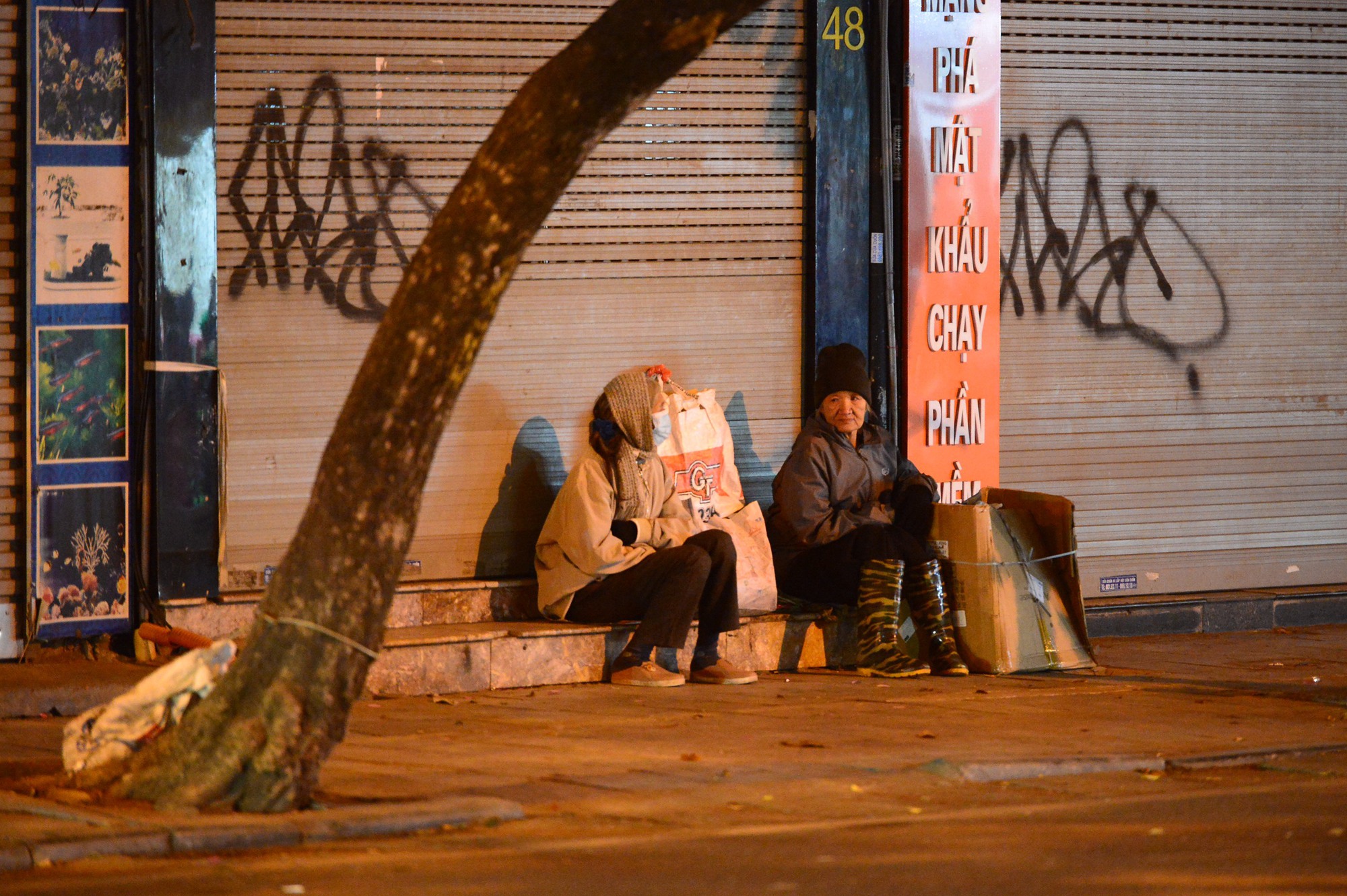 Người vô gia cư, lao động mưu sinh co ro ở vỉa hè Hà Nội trong rét buốt - Ảnh 9. Người vô gia cư, lao động mưu sinh co ro ở vỉa hè Hà Nội trong rét buốt - Ảnh 9.