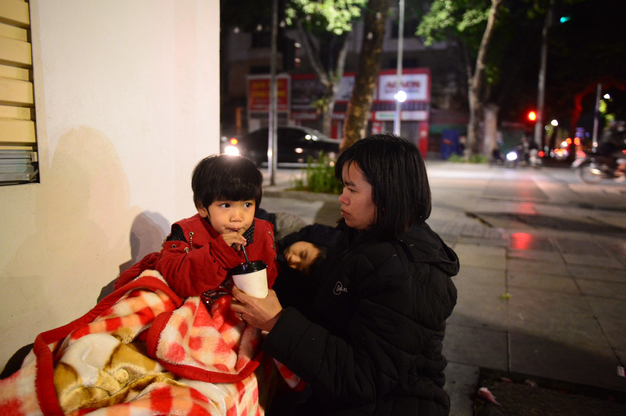 Người vô gia cư, lao động mưu sinh co ro ở vỉa hè Hà Nội trong rét buốt - Ảnh 7. Người vô gia cư, lao động mưu sinh co ro ở vỉa hè Hà Nội trong rét buốt - Ảnh 7.