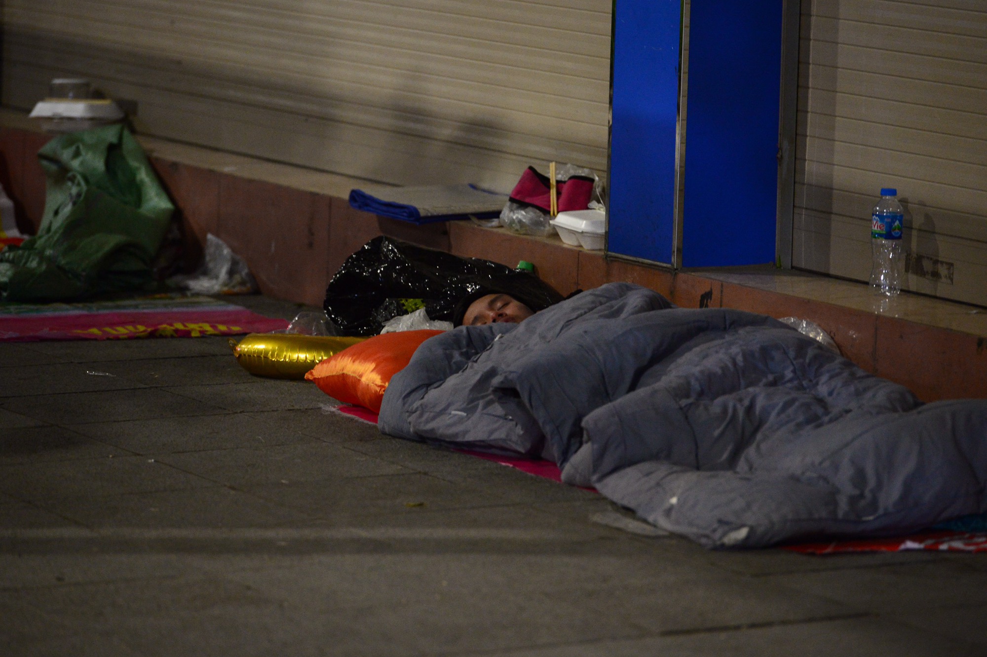 Người vô gia cư, lao động mưu sinh co ro ở vỉa hè Hà Nội trong rét buốt - Ảnh 1. Người vô gia cư, lao động mưu sinh co ro ở vỉa hè Hà Nội trong rét buốt - Ảnh 1.