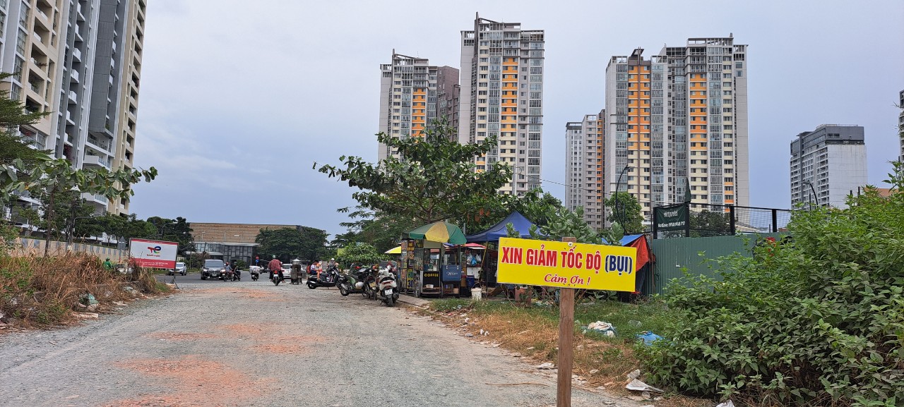 Đường đứt qu&atilde;ng, nhếch nh&aacute;ch trong hai khu đ&ocirc; thị ở TP.HCM - Ảnh 1.