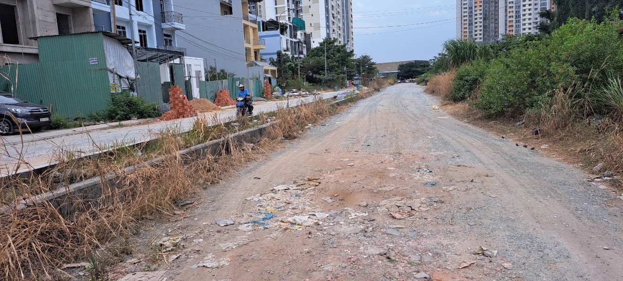 Đường đứt qu&atilde;ng, nhếch nh&aacute;ch trong hai khu đ&ocirc; thị ở TP.HCM - Ảnh 7.