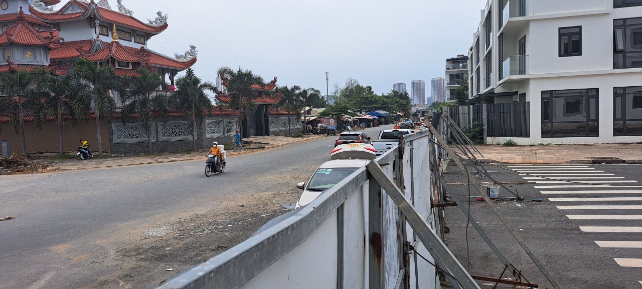 Đường đứt qu&atilde;ng, nhếch nh&aacute;ch trong hai khu đ&ocirc; thị ở TP.HCM - Ảnh 2.